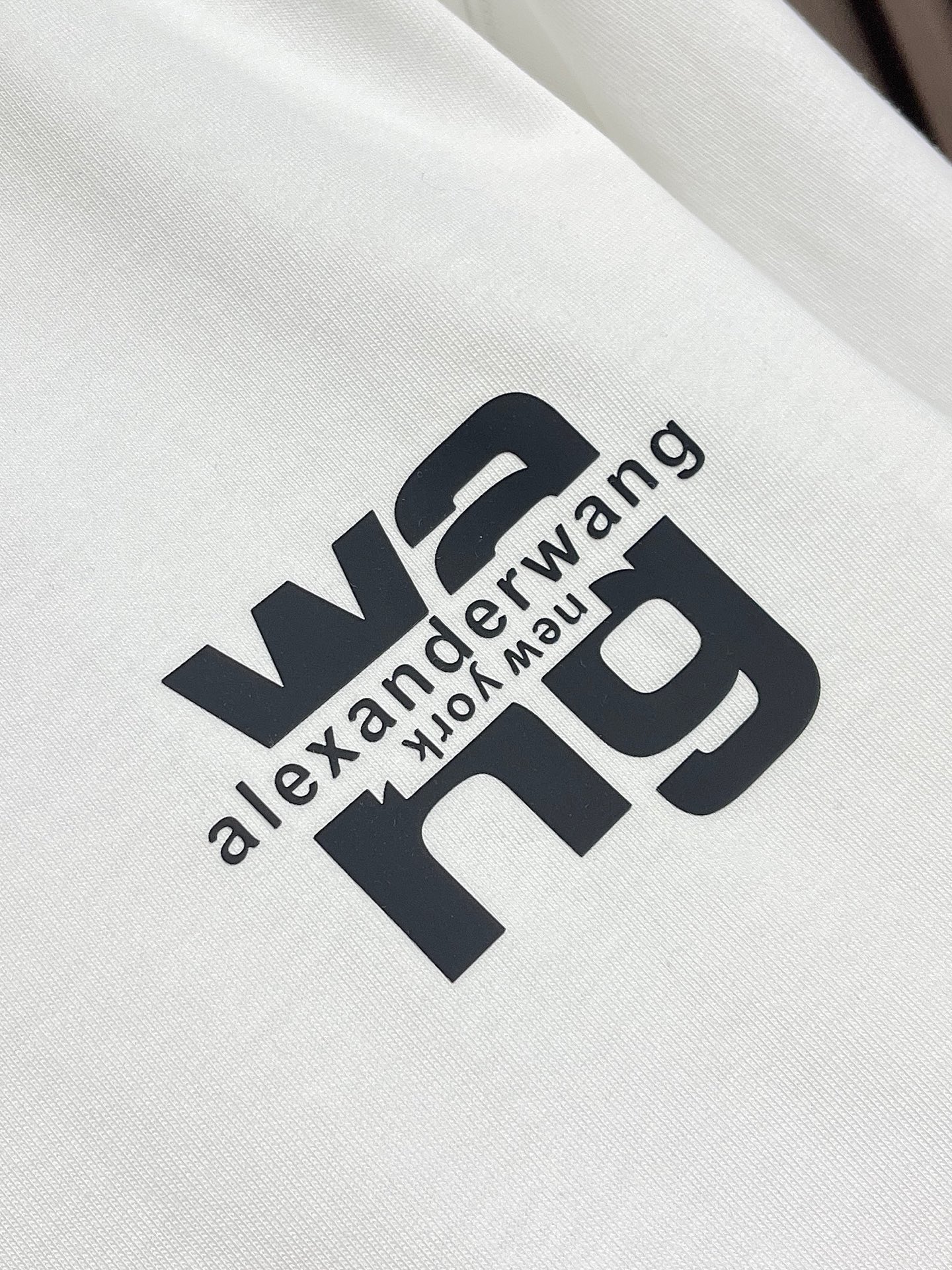 🛒🛒Alexander Wang 2026SS早秋新款 徽标印花圆领短袖T恤，经典圆领搭配立体浮雕徽标印花，纯棉面料柔软