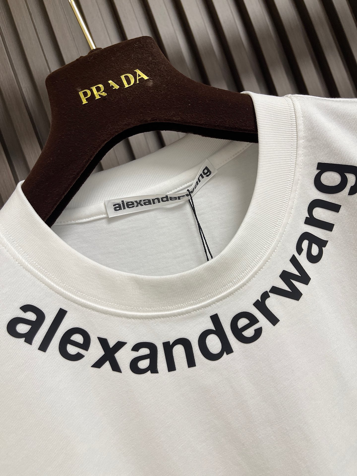 🛒🛒Alexander Wang 2026SS早秋新款 徽标印花圆领短袖T恤，经典圆领搭配立体浮雕徽标印花，纯棉面料柔软