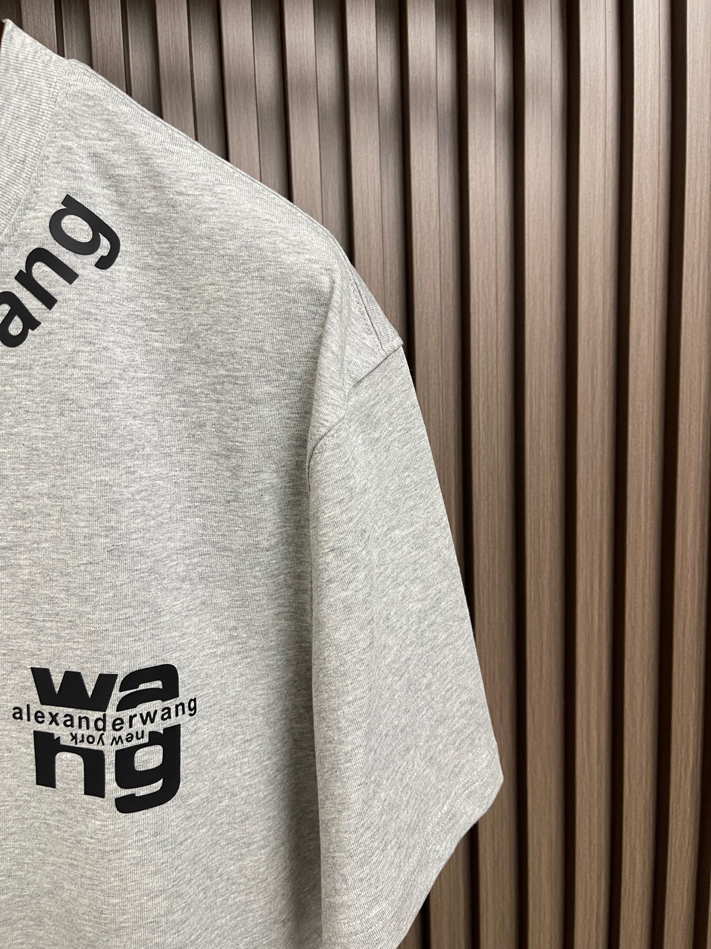 🛒🛒Alexander Wang 2026SS早秋新款 徽标印花圆领短袖T恤，经典圆领搭配立体浮雕徽标印花，纯棉面料柔软