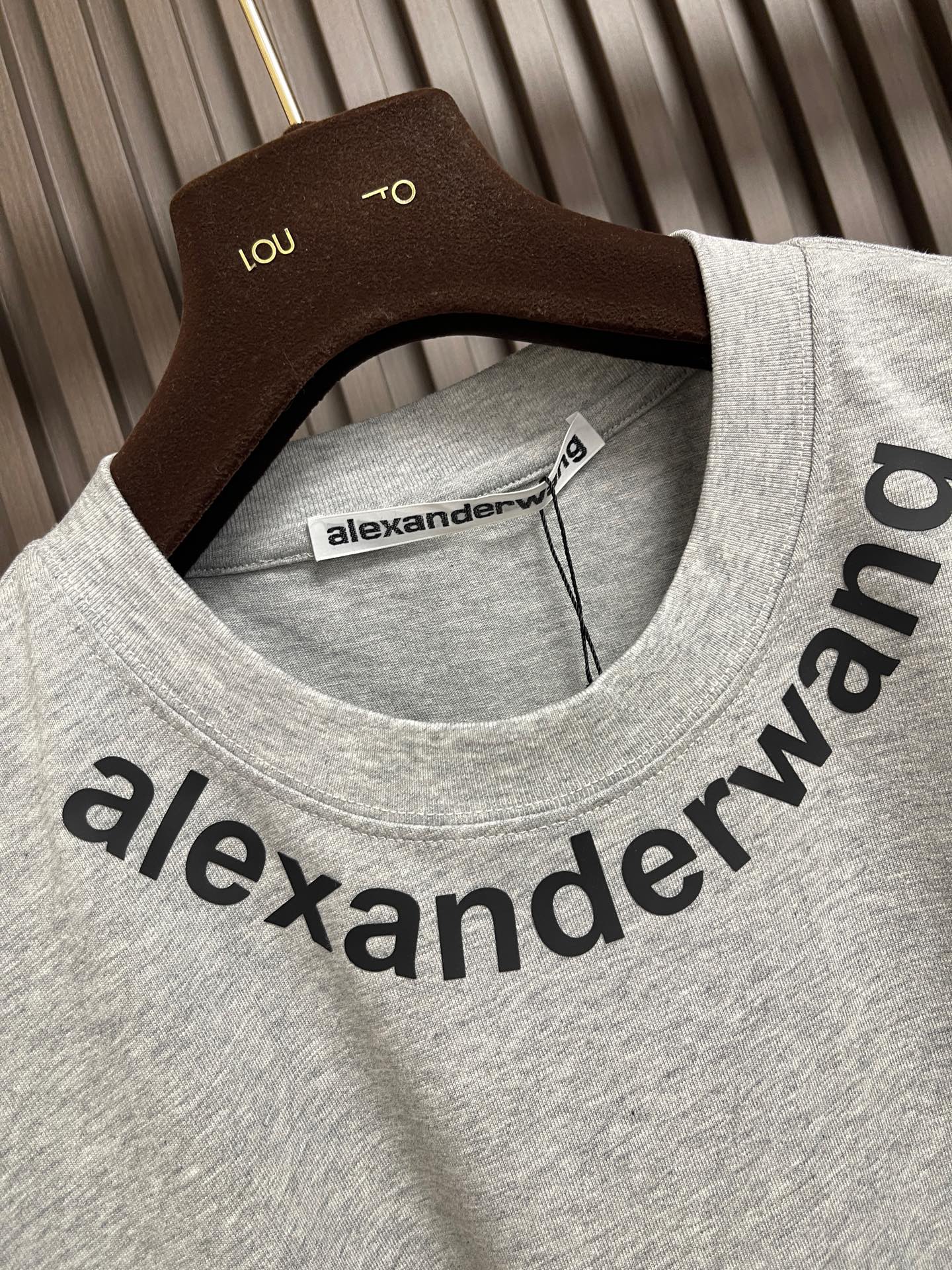 🛒🛒Alexander Wang 2026SS早秋新款 徽标印花圆领短袖T恤，经典圆领搭配立体浮雕徽标印花，纯棉面料柔软
