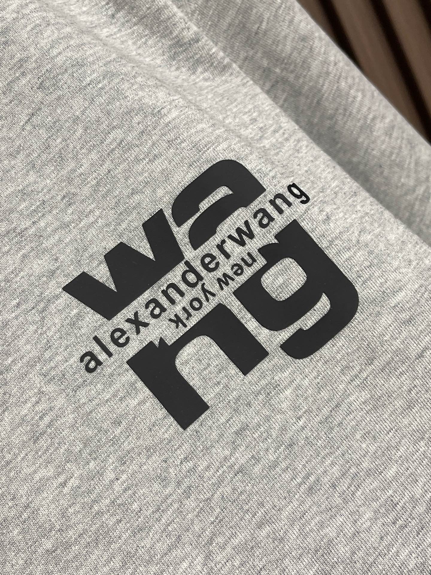 🛒🛒Alexander Wang 2026SS早秋新款 徽标印花圆领短袖T恤，经典圆领搭配立体浮雕徽标印花，纯棉面料柔软