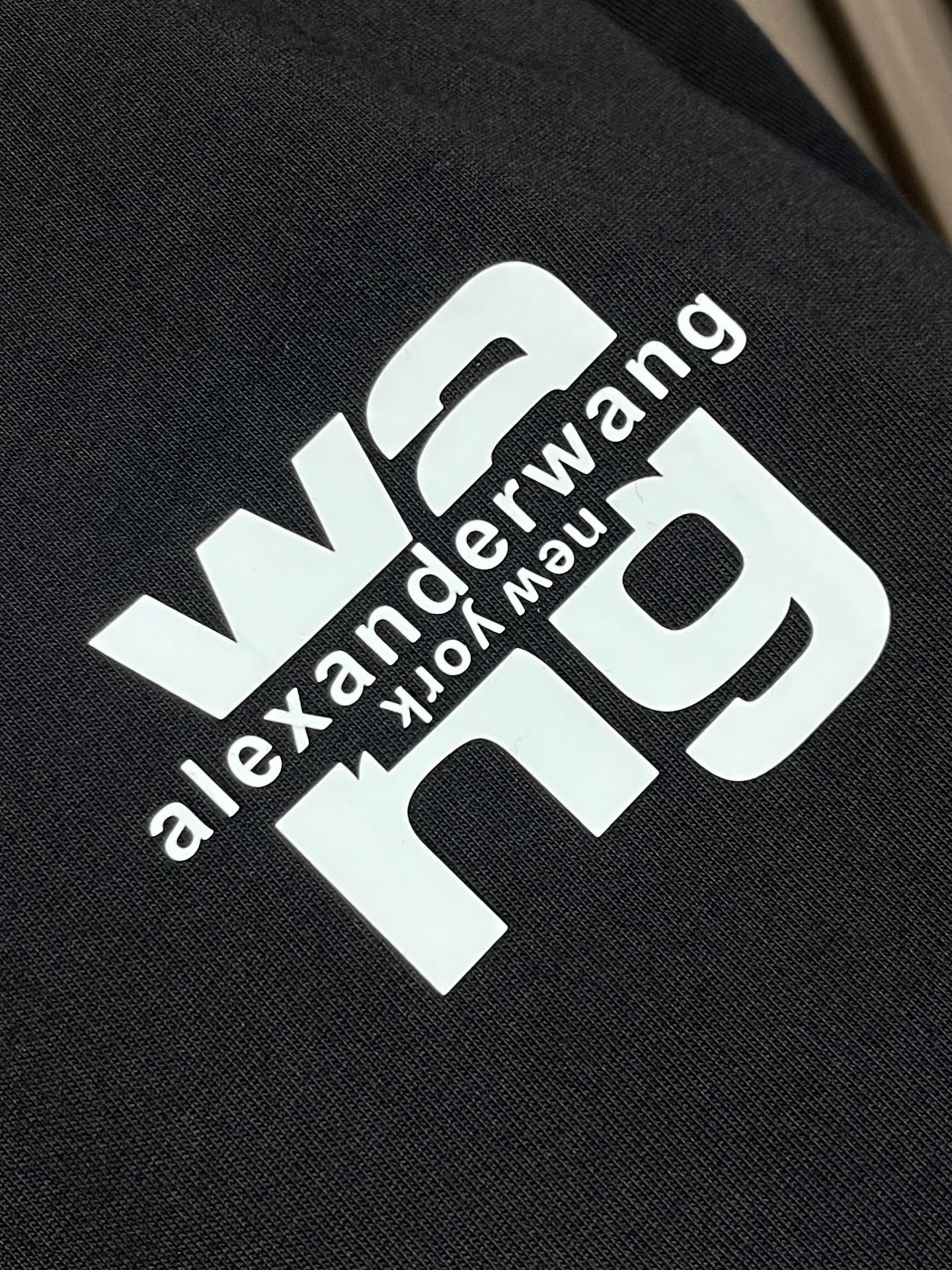 🛒🛒Alexander Wang 2026SS早秋新款 徽标印花圆领短袖T恤，经典圆领搭配立体浮雕徽标印花，纯棉面料柔软