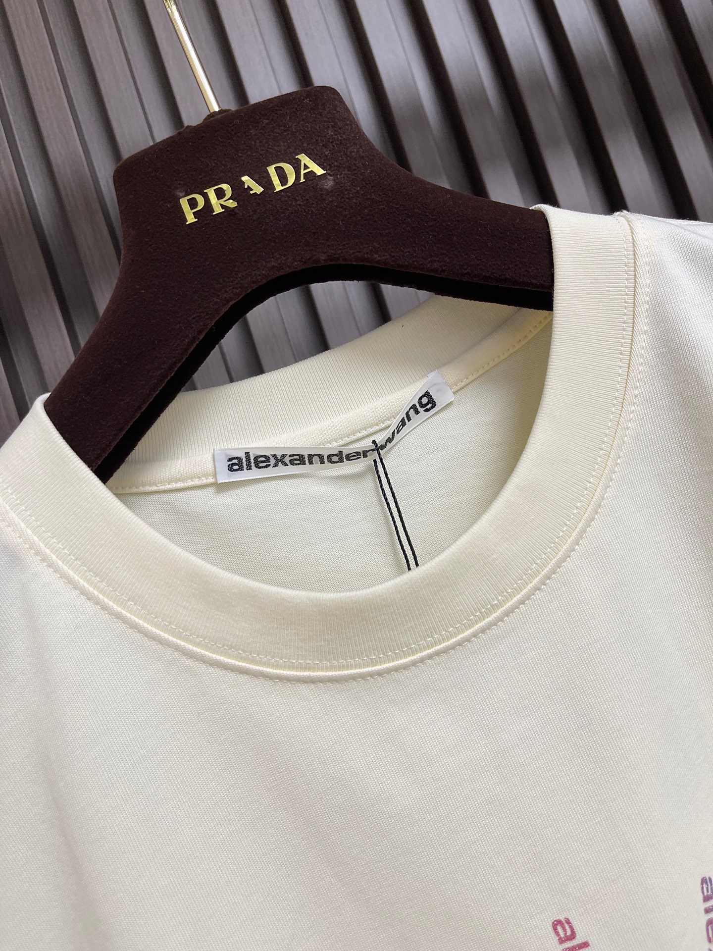 🛒🛒Alexanderwang 烟花闪钻纯棉材质圆领短袖T恤，宽松落肩设计，舒适又时髦。胸前放射状彩色字母+闪钻，视觉超