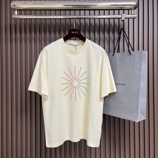 🛒🛒Alexanderwang 烟花闪钻纯棉材质圆领短袖T恤,宽松落肩设计,舒适又时髦。胸前放射状彩色字母+闪钻,视觉超 🛒🛒Alexanderwang 烟花闪钻纯棉材质圆领短袖T恤,宽松落肩设计,舒适又时髦。胸前放射状彩色字母+闪钻,视觉超