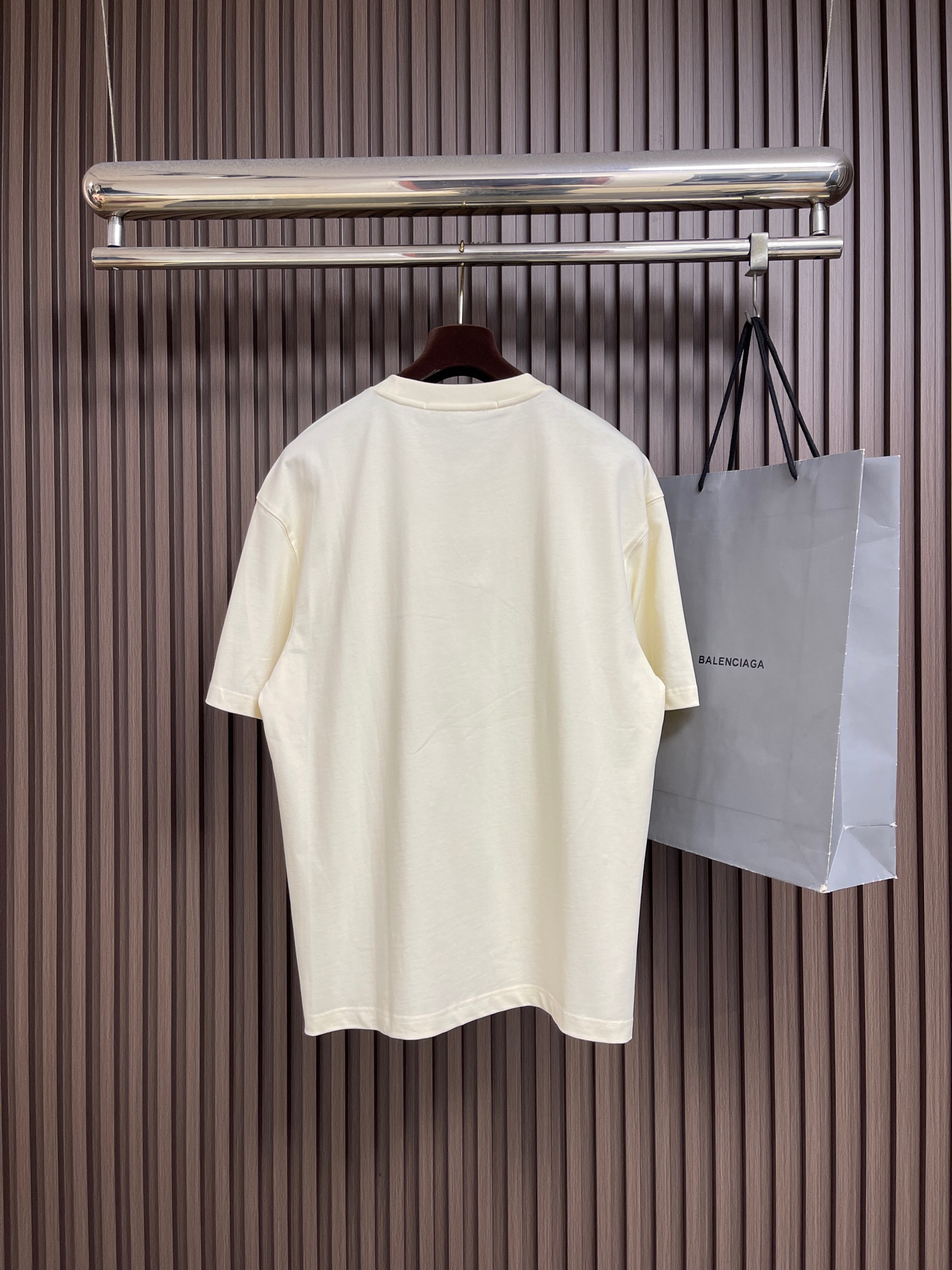 🛒🛒Alexanderwang 烟花闪钻纯棉材质圆领短袖T恤，宽松落肩设计，舒适又时髦。胸前放射状彩色字母+闪钻，视觉超