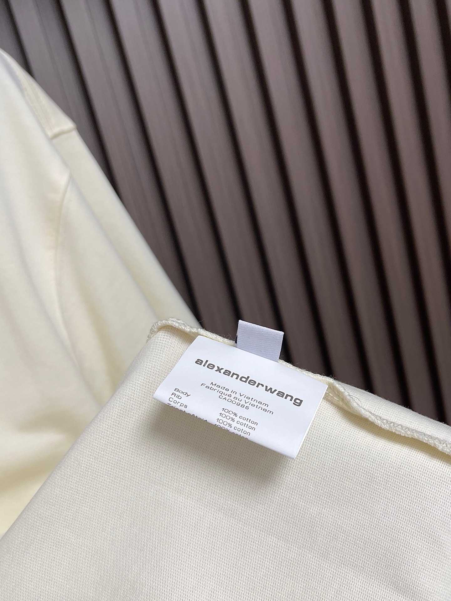🛒🛒Alexanderwang 烟花闪钻纯棉材质圆领短袖T恤，宽松落肩设计，舒适又时髦。胸前放射状彩色字母+闪钻，视觉超