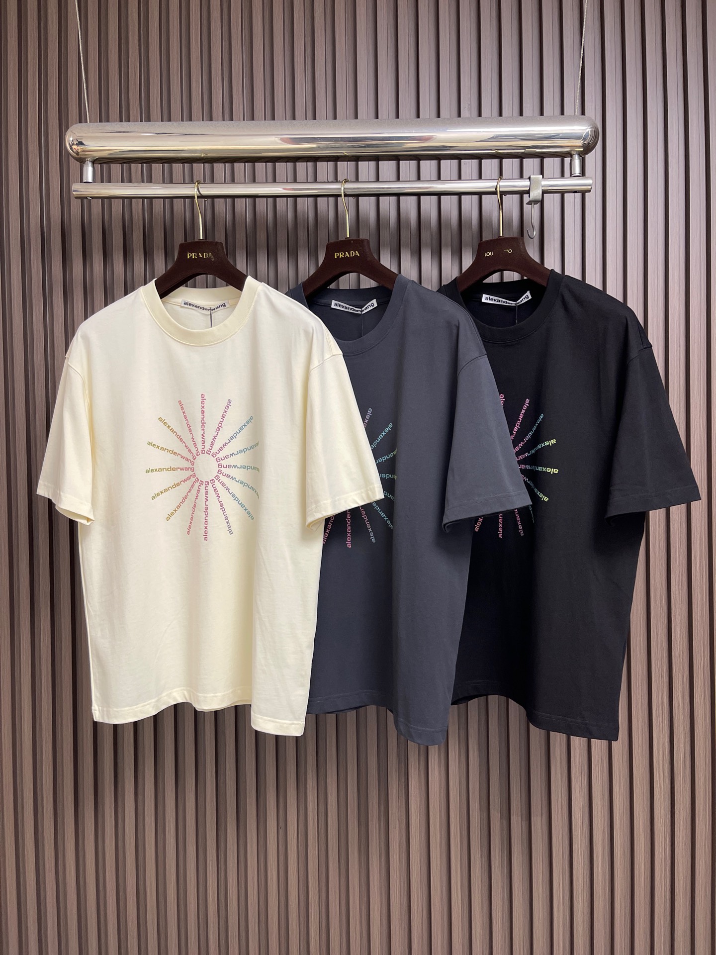 🛒🛒Alexanderwang 烟花闪钻纯棉材质圆领短袖T恤，宽松落肩设计，舒适又时髦。胸前放射状彩色字母+闪钻，视觉超