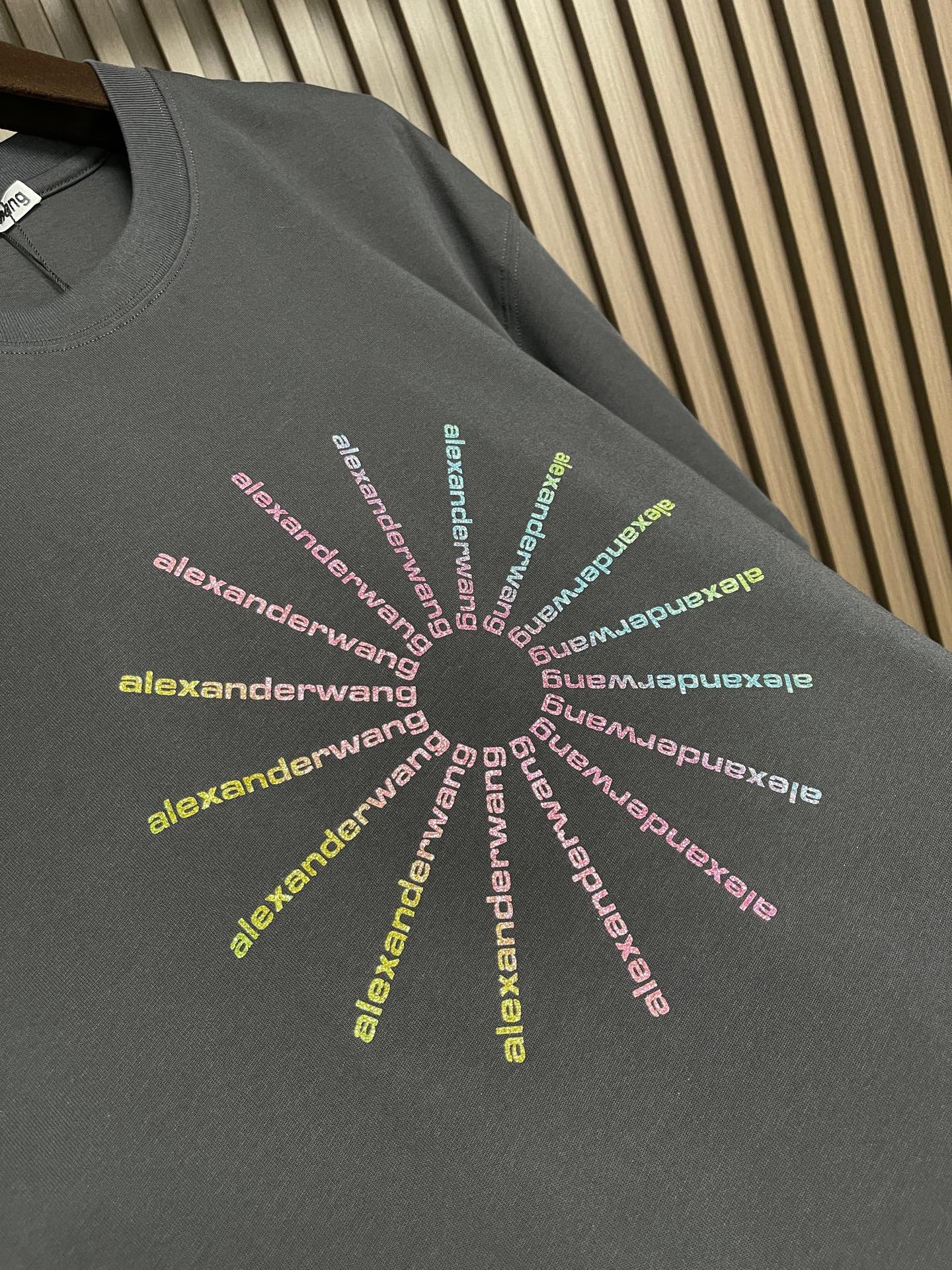 🛒🛒Alexanderwang 烟花闪钻纯棉材质圆领短袖T恤，宽松落肩设计，舒适又时髦。胸前放射状彩色字母+闪钻，视觉超