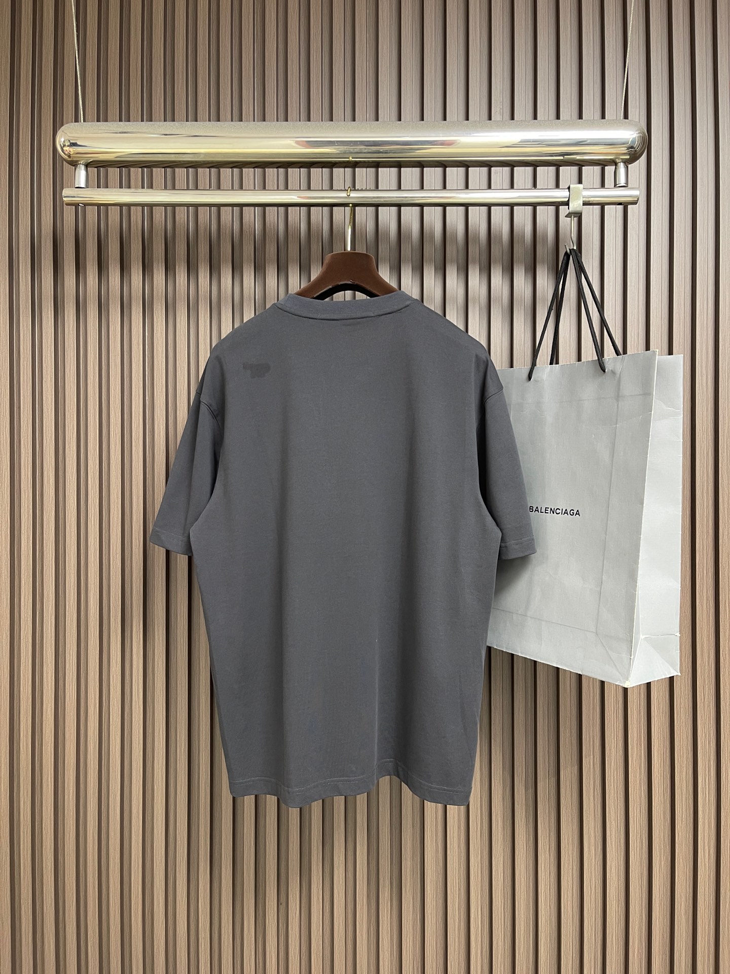 🛒🛒Alexanderwang 烟花闪钻纯棉材质圆领短袖T恤，宽松落肩设计，舒适又时髦。胸前放射状彩色字母+闪钻，视觉超