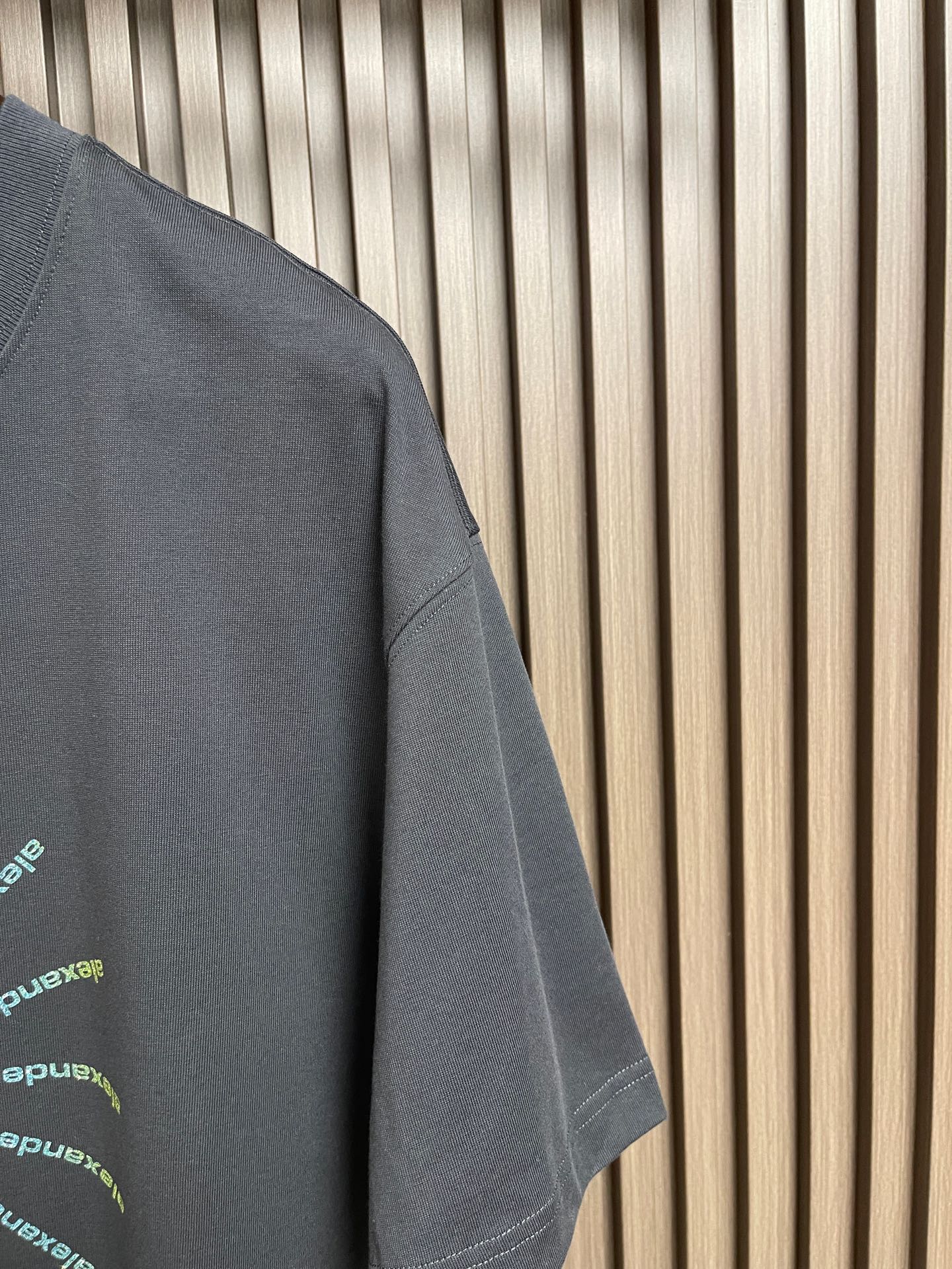 🛒🛒Alexanderwang 烟花闪钻纯棉材质圆领短袖T恤，宽松落肩设计，舒适又时髦。胸前放射状彩色字母+闪钻，视觉超