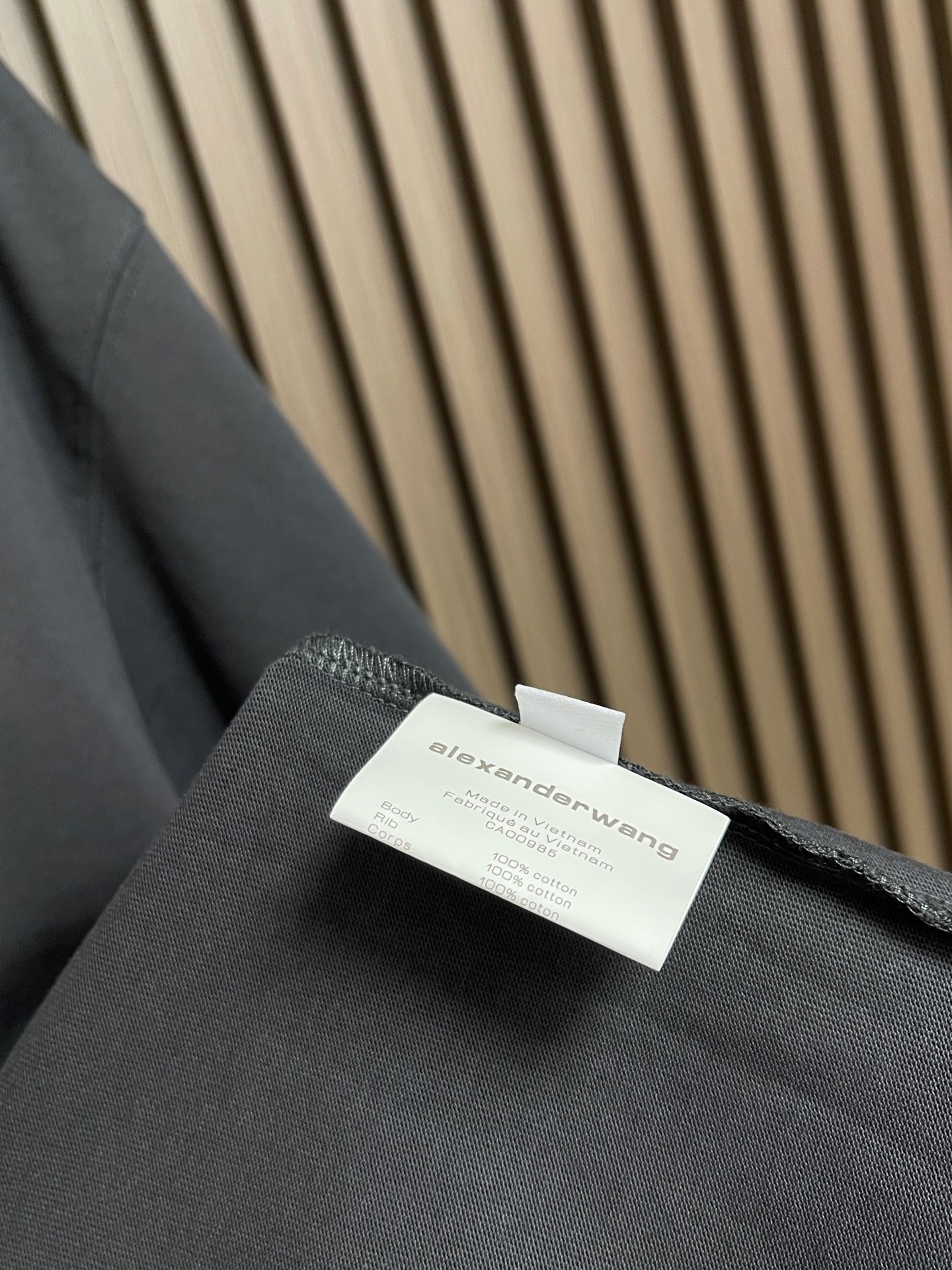 🛒🛒Alexanderwang 烟花闪钻纯棉材质圆领短袖T恤，宽松落肩设计，舒适又时髦。胸前放射状彩色字母+闪钻，视觉超