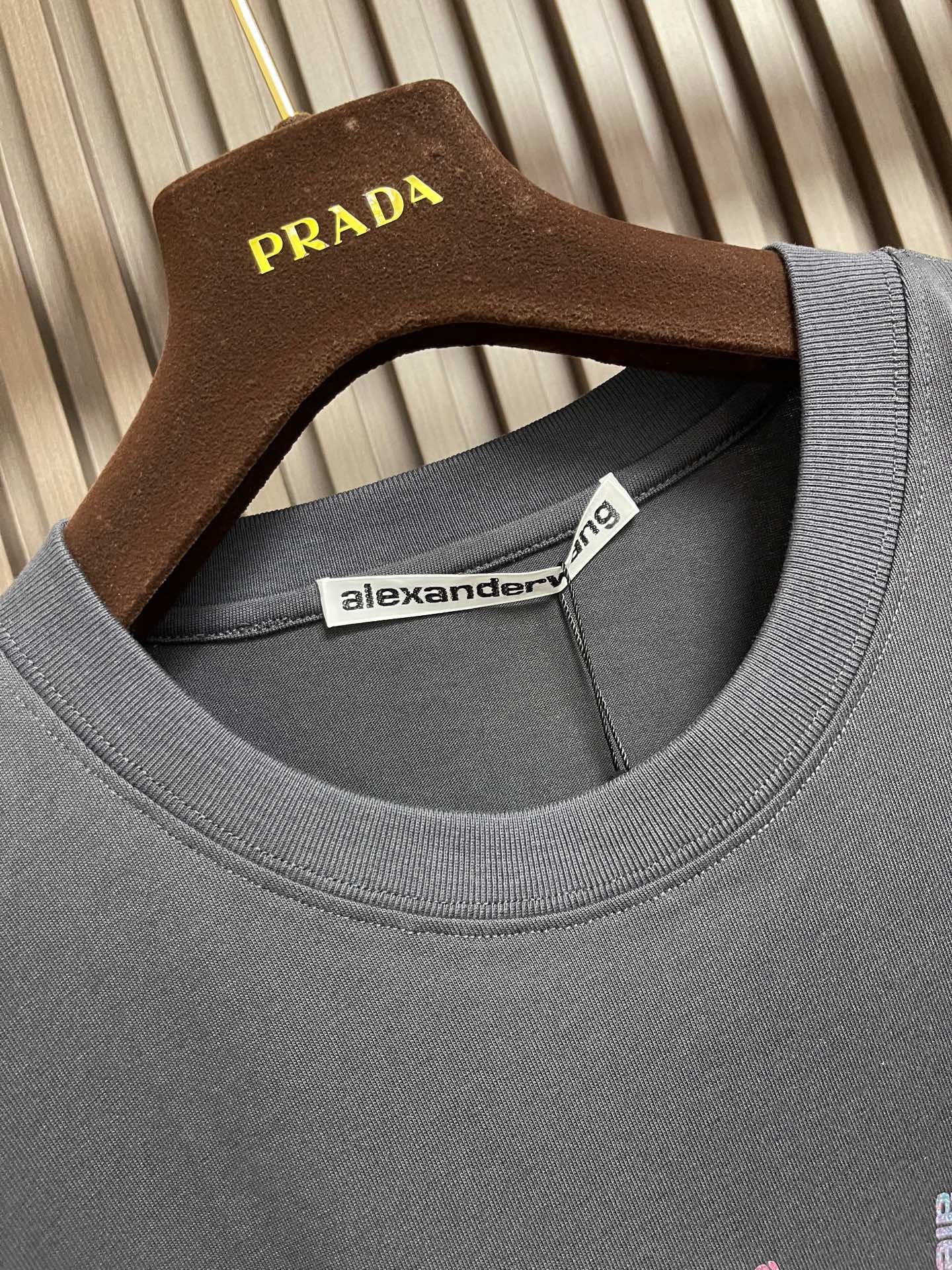 🛒🛒Alexanderwang 烟花闪钻纯棉材质圆领短袖T恤，宽松落肩设计，舒适又时髦。胸前放射状彩色字母+闪钻，视觉超