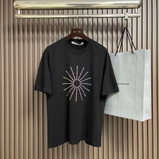 🛒🛒Alexanderwang 烟花闪钻纯棉材质圆领短袖T恤,宽松落肩设计,舒适又时髦。胸前放射状彩色字母+闪钻,视觉超 🛒🛒Alexanderwang 烟花闪钻纯棉材质圆领短袖T恤,宽松落肩设计,舒适又时髦。胸前放射状彩色字母+闪钻,视觉超