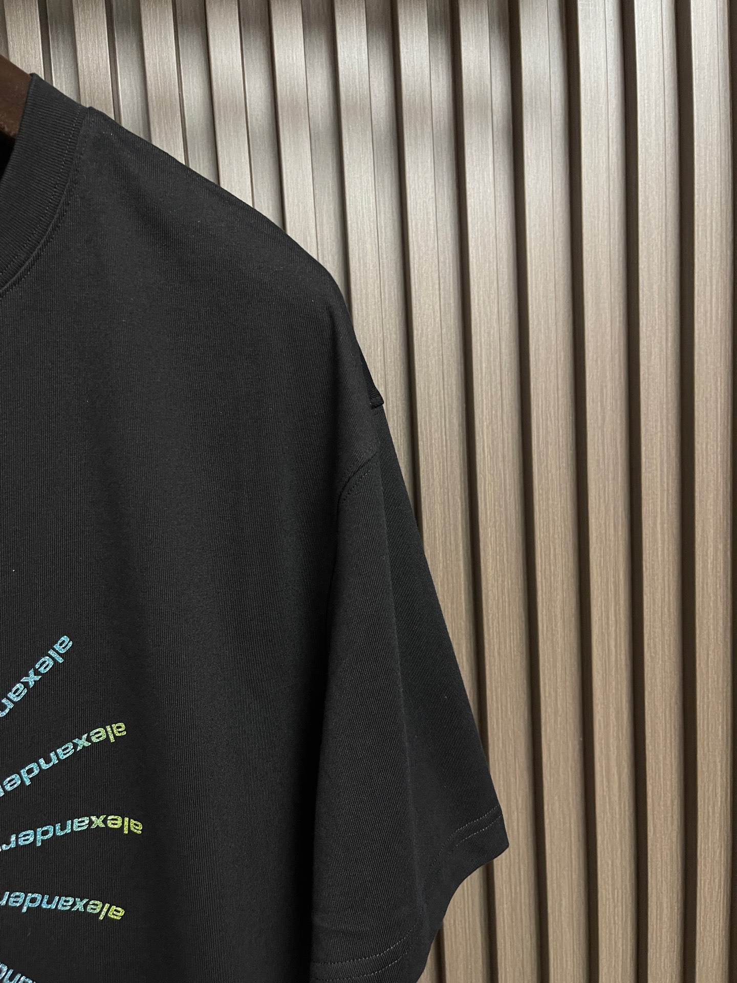 🛒🛒Alexanderwang 烟花闪钻纯棉材质圆领短袖T恤，宽松落肩设计，舒适又时髦。胸前放射状彩色字母+闪钻，视觉超