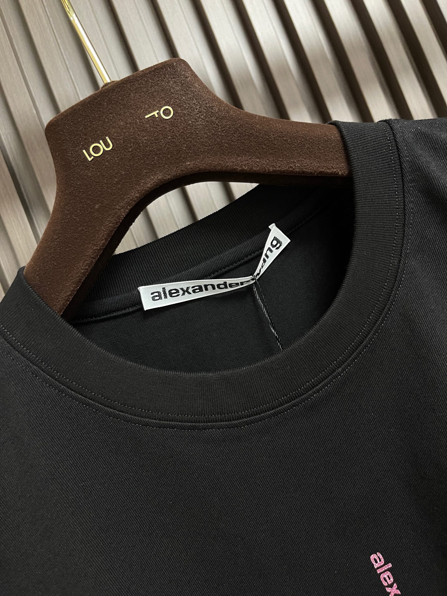 🛒🛒Alexanderwang 烟花闪钻纯棉材质圆领短袖T恤，宽松落肩设计，舒适又时髦。胸前放射状彩色字母+闪钻，视觉超