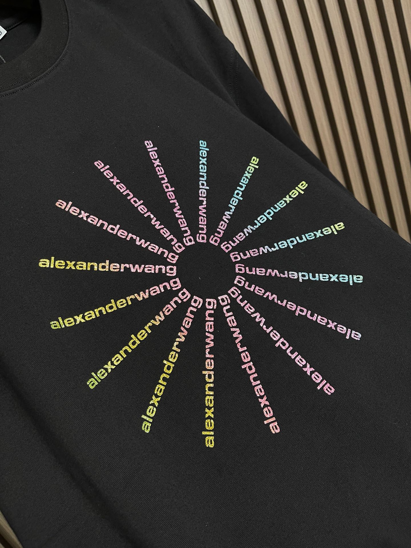 🛒🛒Alexanderwang 烟花闪钻纯棉材质圆领短袖T恤，宽松落肩设计，舒适又时髦。胸前放射状彩色字母+闪钻，视觉超