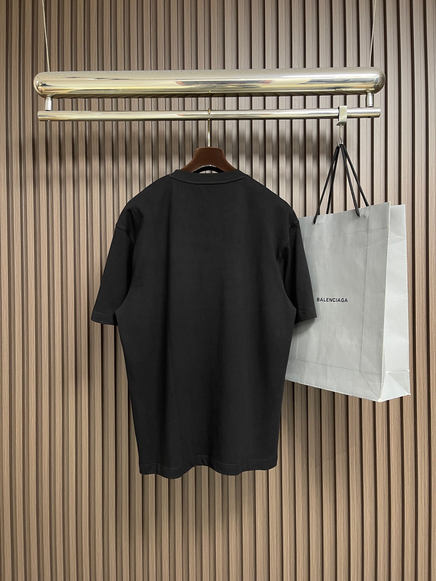 🛒🛒Alexanderwang 烟花闪钻纯棉材质圆领短袖T恤，宽松落肩设计，舒适又时髦。胸前放射状彩色字母+闪钻，视觉超