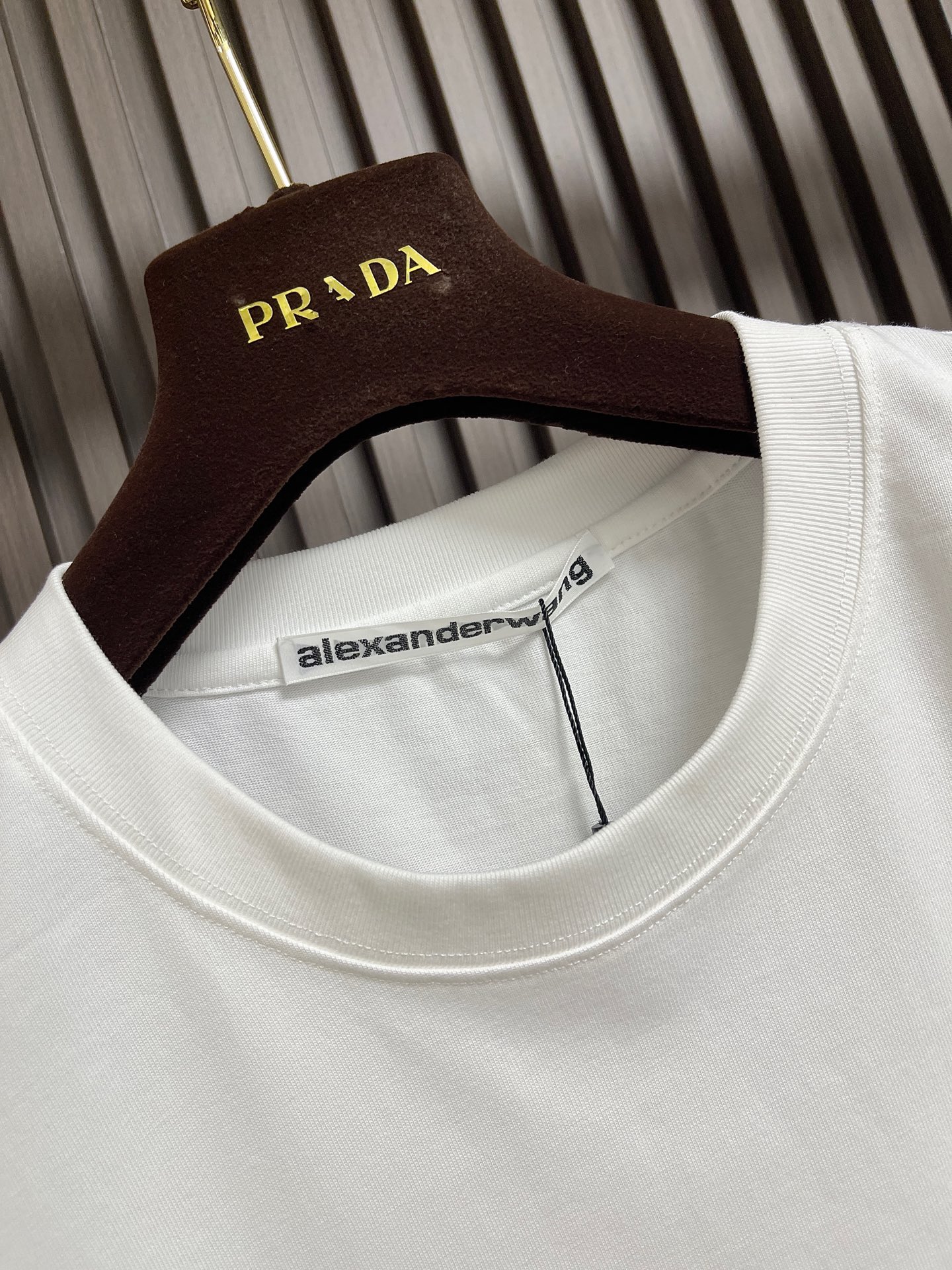 🛒🛒Alexander Wang 2026SS早秋新款 徽标印花圆领短袖T恤，经典圆领搭配立体浮雕徽标印花，纯棉面料柔软