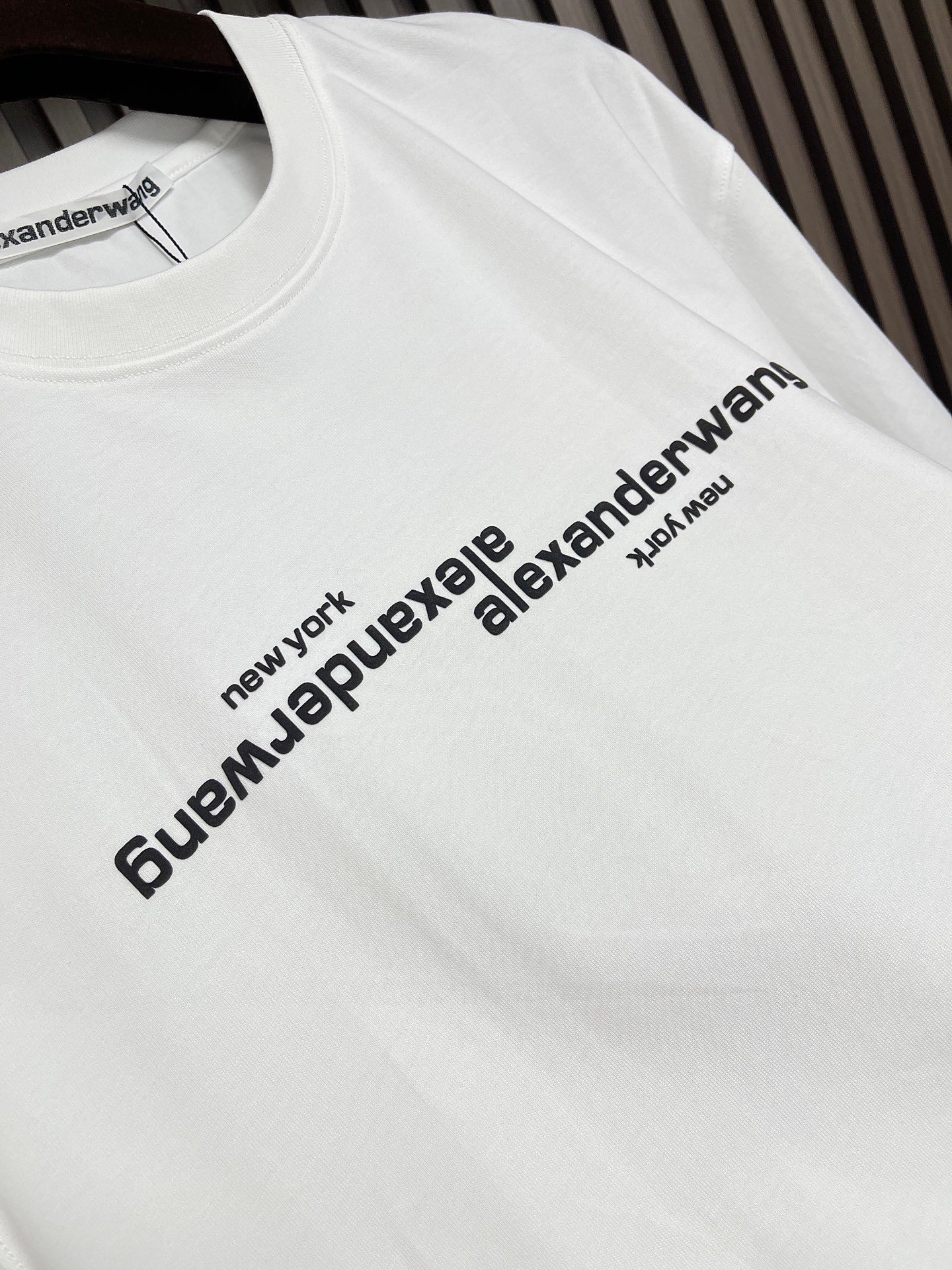 🛒🛒Alexander Wang 2026SS早秋新款 徽标印花圆领短袖T恤，经典圆领搭配立体浮雕徽标印花，纯棉面料柔软