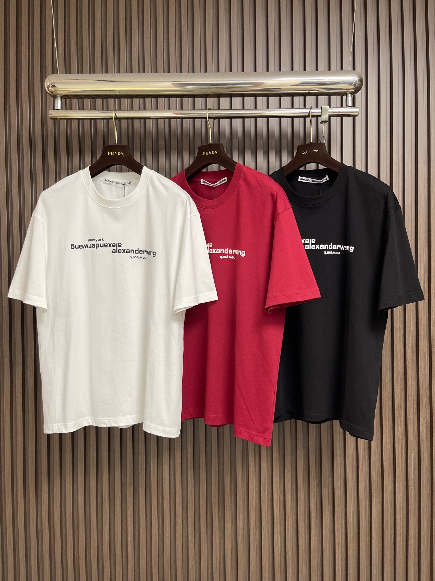 🛒🛒Alexander Wang 2026SS早秋新款 徽标印花圆领短袖T恤，经典圆领搭配立体浮雕徽标印花，纯棉面料柔软