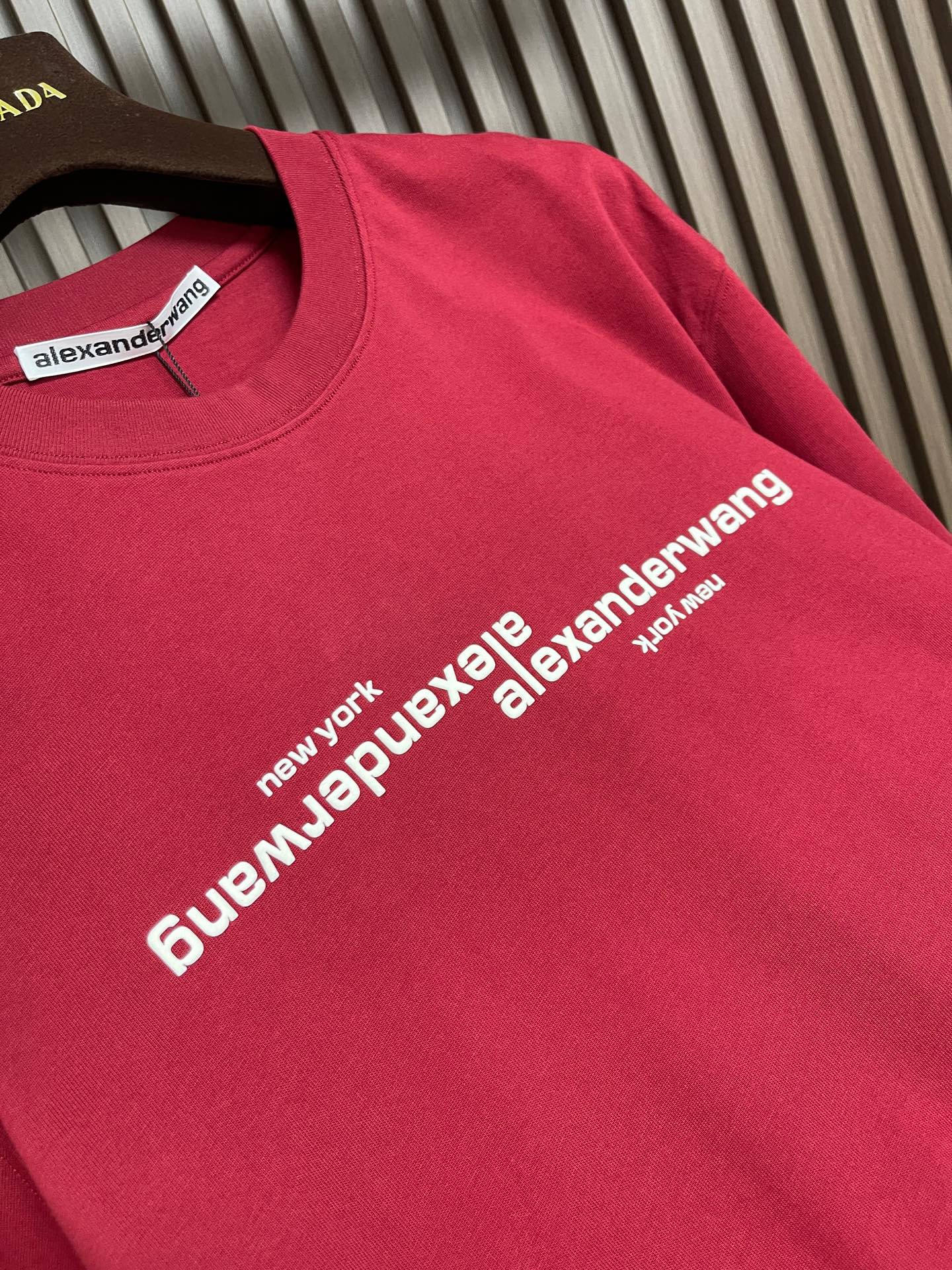 🛒🛒Alexander Wang 2026SS早秋新款 徽标印花圆领短袖T恤，经典圆领搭配立体浮雕徽标印花，纯棉面料柔软