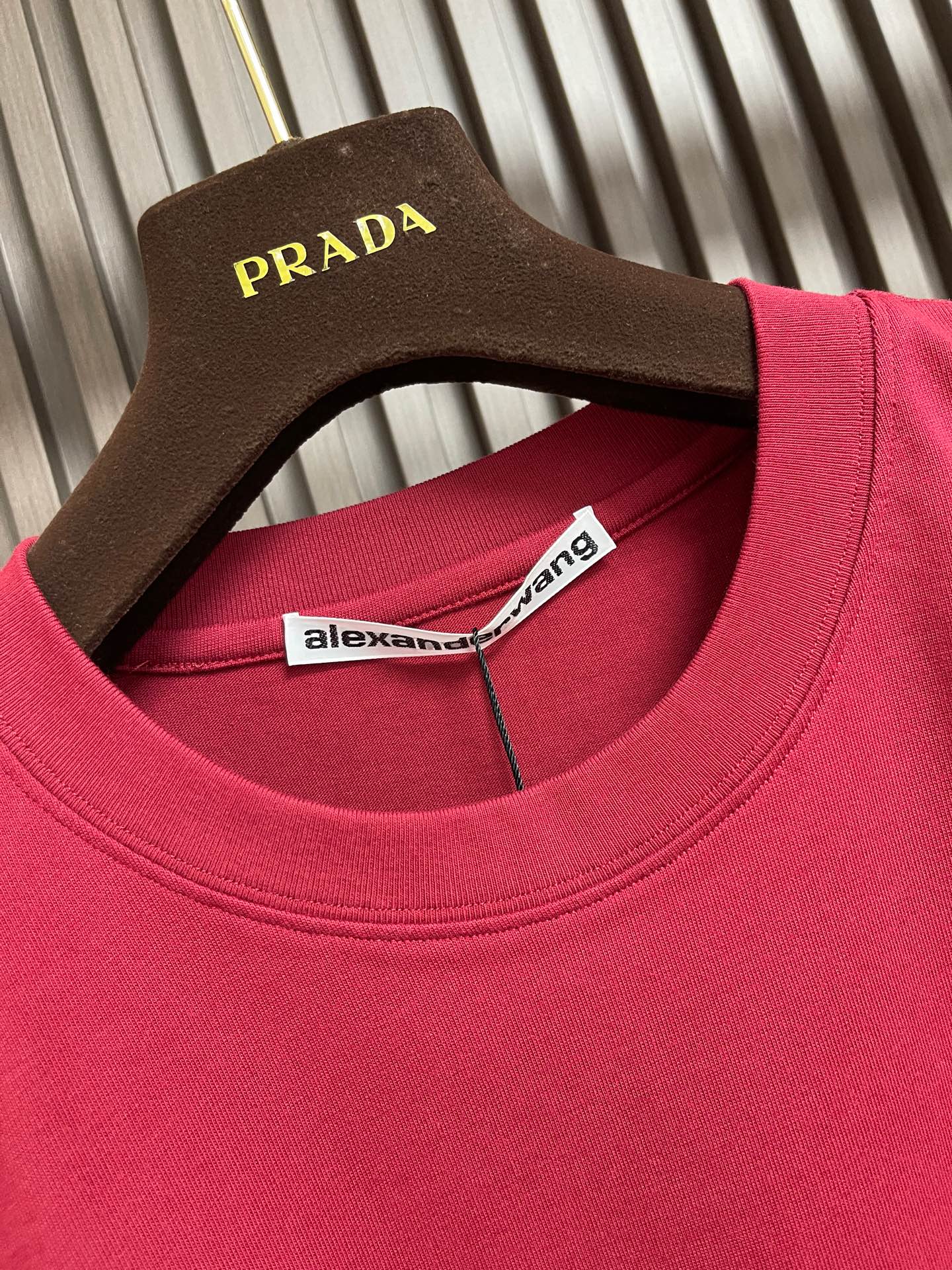 🛒🛒Alexander Wang 2026SS早秋新款 徽标印花圆领短袖T恤，经典圆领搭配立体浮雕徽标印花，纯棉面料柔软