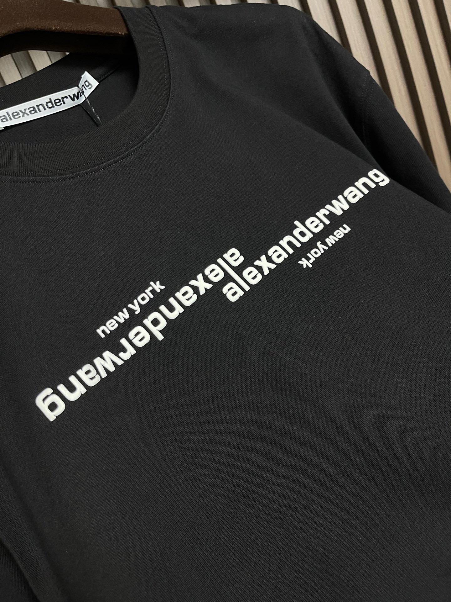 🛒🛒Alexander Wang 2026SS早秋新款 徽标印花圆领短袖T恤，经典圆领搭配立体浮雕徽标印花，纯棉面料柔软