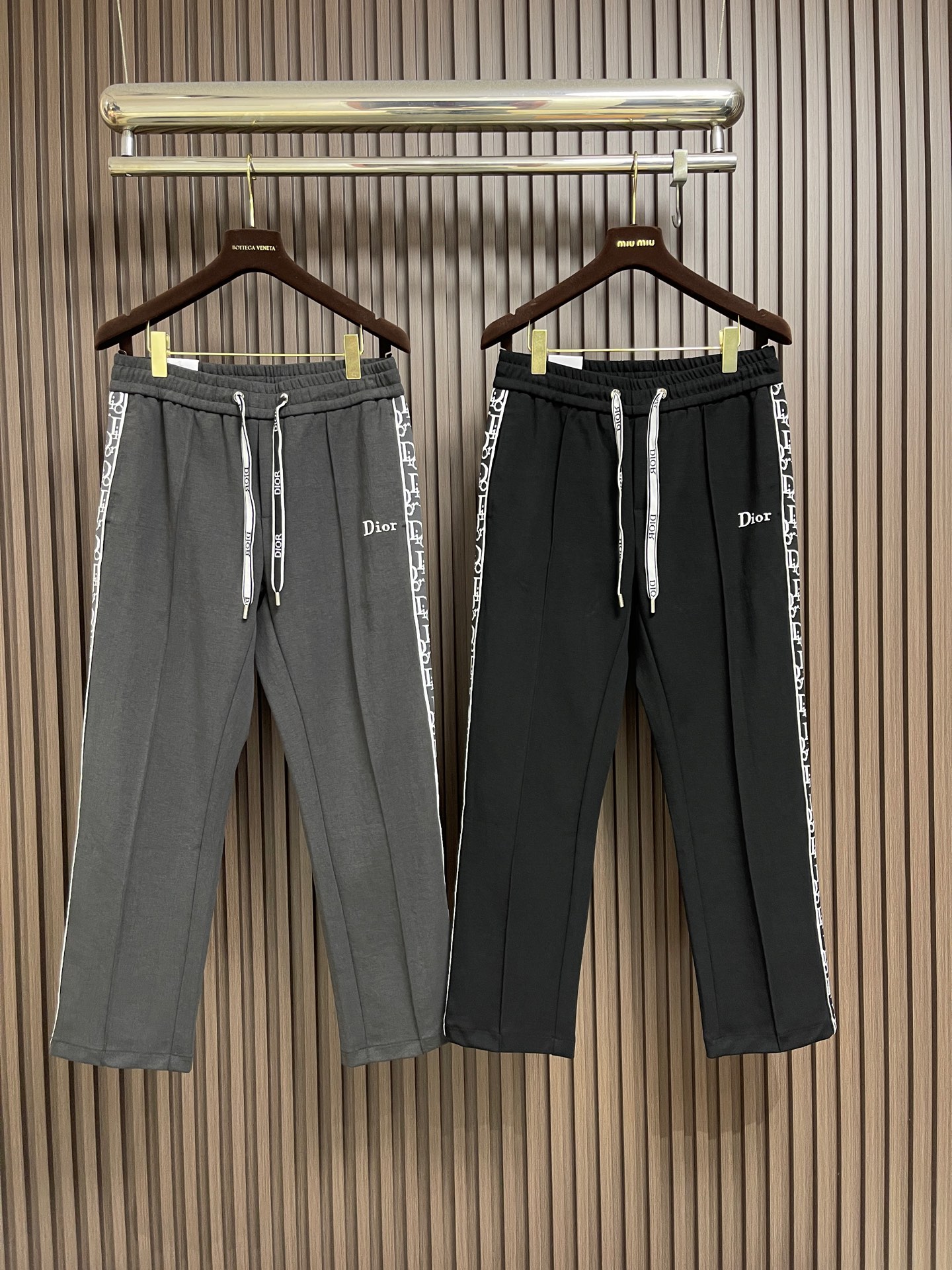 🛒🛒Dior 2026ss男女同款简约休闲百搭棉质抽卫裤,男女时尚小字母徽标织带装饰运动休闲长裤简约经典的徽标带饰点缀, 🛒🛒Dior 2026ss男女同款简约休闲百搭棉质抽卫裤,男女时尚小字母徽标织带装饰运动休闲长裤简约经典的徽标带饰点缀,