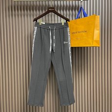 🛒🛒Dior 2026ss男女同款简约休闲百搭棉质抽卫裤,男女时尚小字母徽标织带装饰运动休闲长裤简约经典的徽标带饰点缀, 🛒🛒Dior 2026ss男女同款简约休闲百搭棉质抽卫裤,男女时尚小字母徽标织带装饰运动休闲长裤简约经典的徽标带饰点缀,