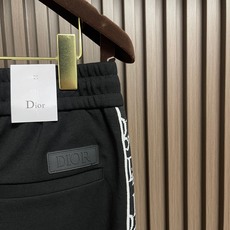  🛒🛒Dior 2026ss男女同款简约休闲百搭棉质抽卫裤,男女时尚小字母徽标织带装饰运动休闲长裤简约经典的徽标带饰点  🛒🛒Dior 2026ss男女同款简约休闲百搭棉质抽卫裤,男女时尚小字母徽标织带装饰运动休闲长裤简约经典的徽标带饰点