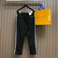  🛒🛒Dior 2026ss男女同款简约休闲百搭棉质抽卫裤,男女时尚小字母徽标织带装饰运动休闲长裤简约经典的徽标带饰点  🛒🛒Dior 2026ss男女同款简约休闲百搭棉质抽卫裤,男女时尚小字母徽标织带装饰运动休闲长裤简约经典的徽标带饰点