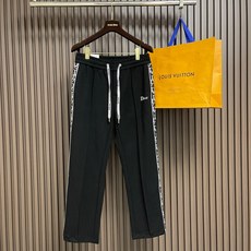  🛒🛒Dior 2026ss男女同款简约休闲百搭棉质抽卫裤,男女时尚小字母徽标织带装饰运动休闲长裤简约经典的徽标带饰点  🛒🛒Dior 2026ss男女同款简约休闲百搭棉质抽卫裤,男女时尚小字母徽标织带装饰运动休闲长裤简约经典的徽标带饰点