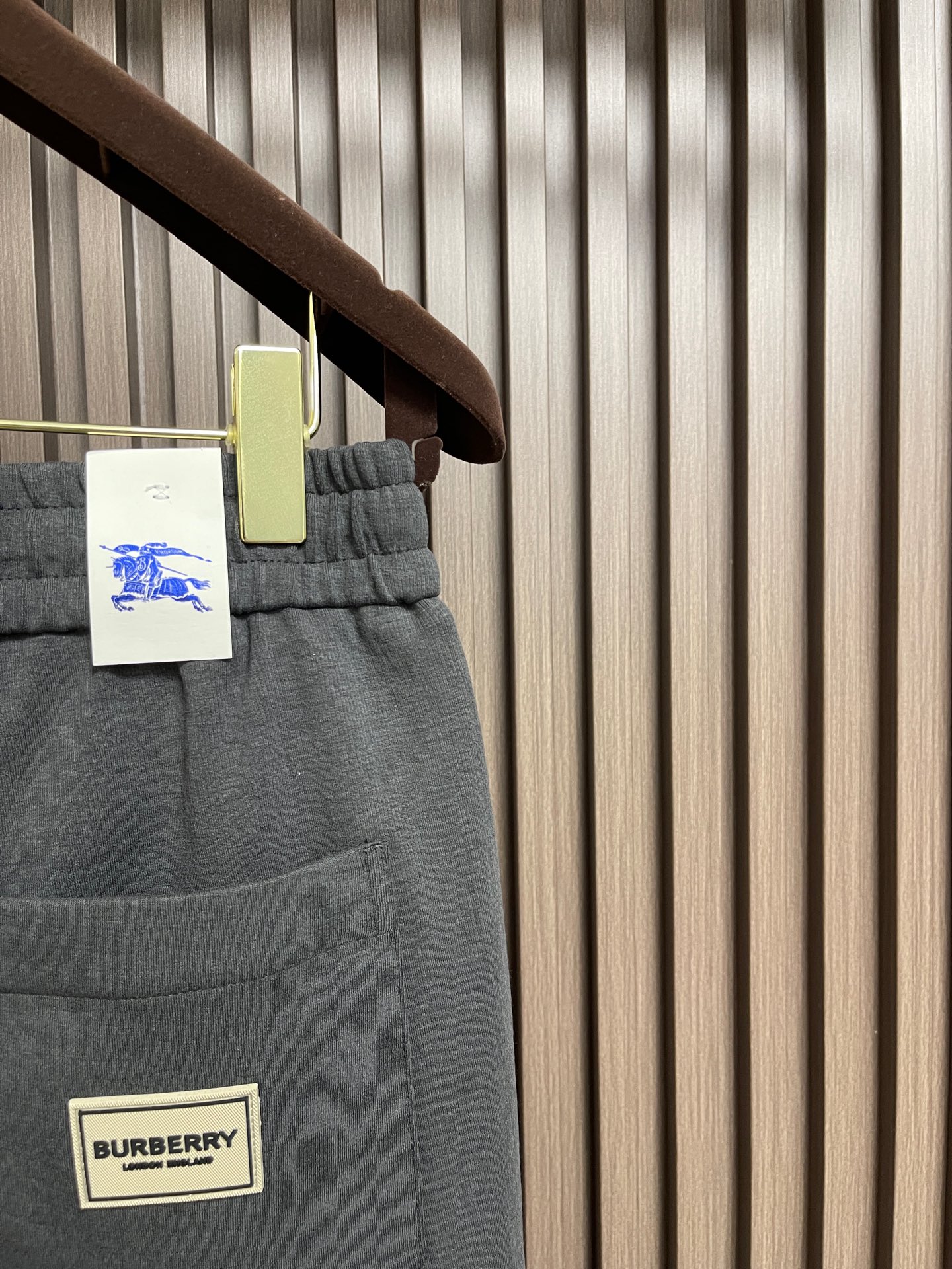 🛒🛒Burberry 2026SS早秋新款战马刺绣标识休闲裤，采用客供卫裤面料，战马标logo标志彰显品牌特征，腰部抽身