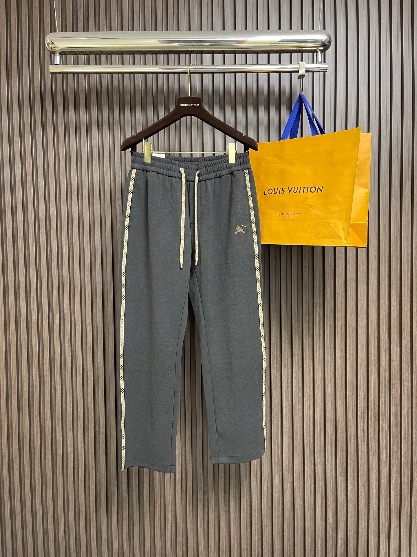 🛒🛒Burberry 2026SS早秋新款战马刺绣标识休闲裤,采用客供卫裤面料,战马标logo标志彰显品牌特征,腰部抽身 🛒🛒Burberry 2026SS早秋新款战马刺绣标识休闲裤,采用客供卫裤面料,战马标logo标志彰显品牌特征,腰部抽身