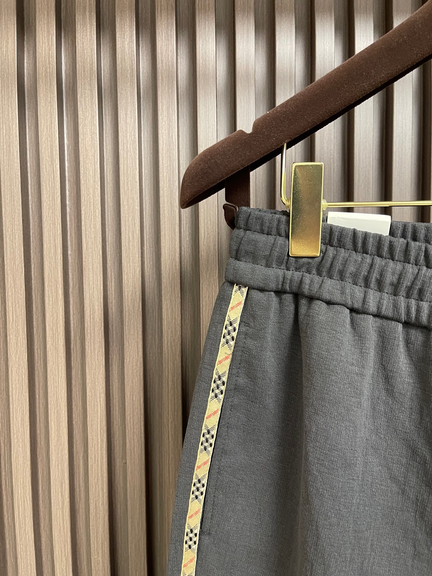 🛒🛒Burberry 2026SS早秋新款战马刺绣标识休闲裤，采用客供卫裤面料，战马标logo标志彰显品牌特征，腰部抽身