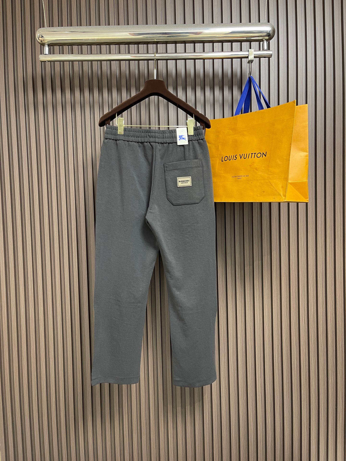 🛒🛒Burberry 2026SS早秋新款战马刺绣标识休闲裤，采用客供卫裤面料，战马标logo标志彰显品牌特征，腰部抽身