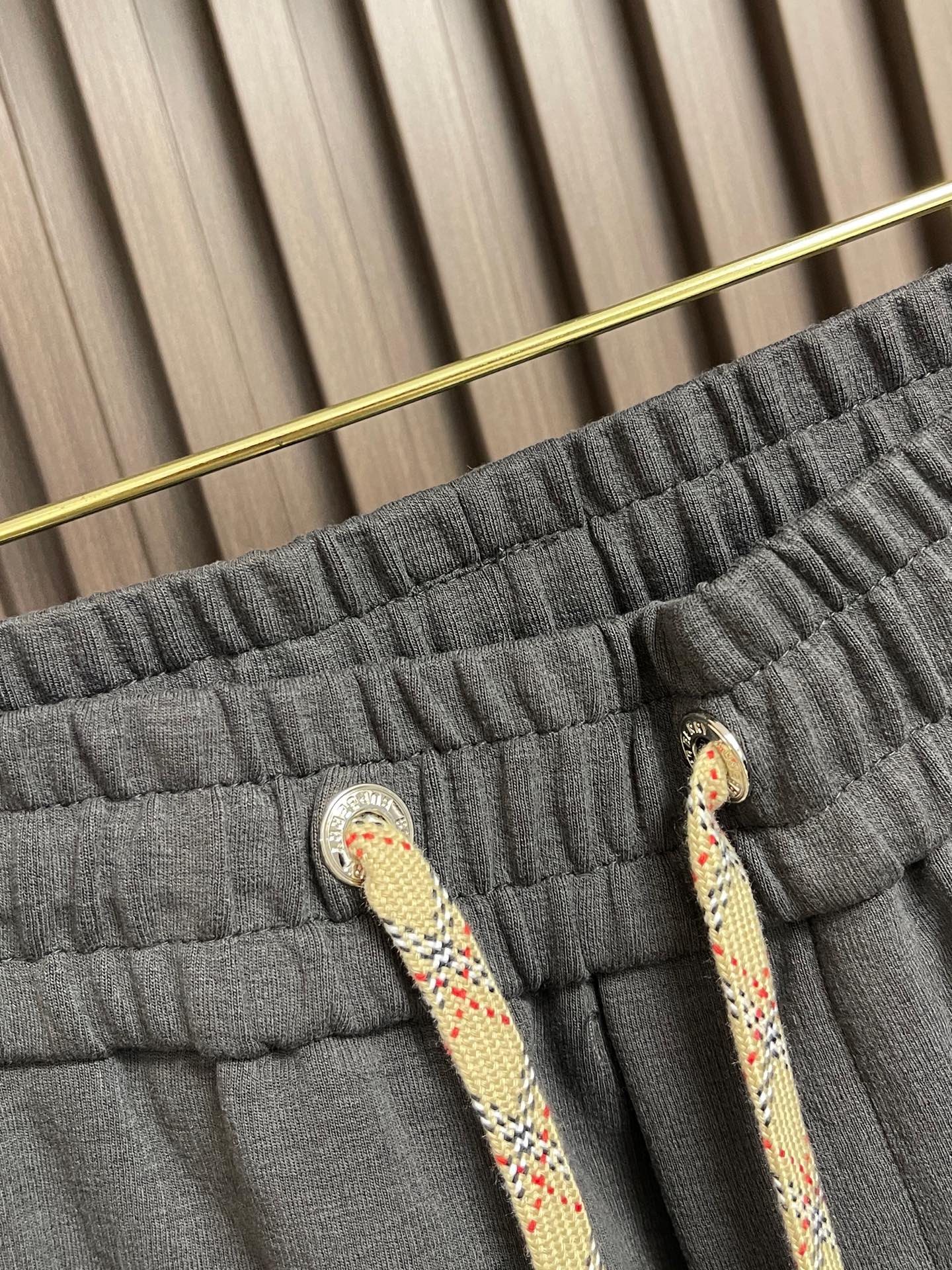 🛒🛒Burberry 2026SS早秋新款战马刺绣标识休闲裤，采用客供卫裤面料，战马标logo标志彰显品牌特征，腰部抽身