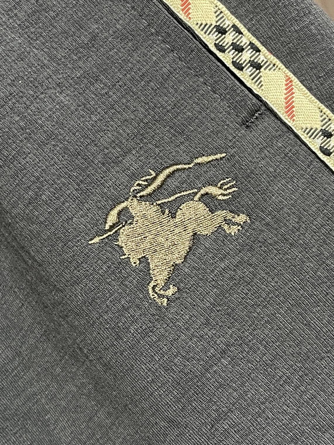 🛒🛒Burberry 2026SS早秋新款战马刺绣标识休闲裤，采用客供卫裤面料，战马标logo标志彰显品牌特征，腰部抽身