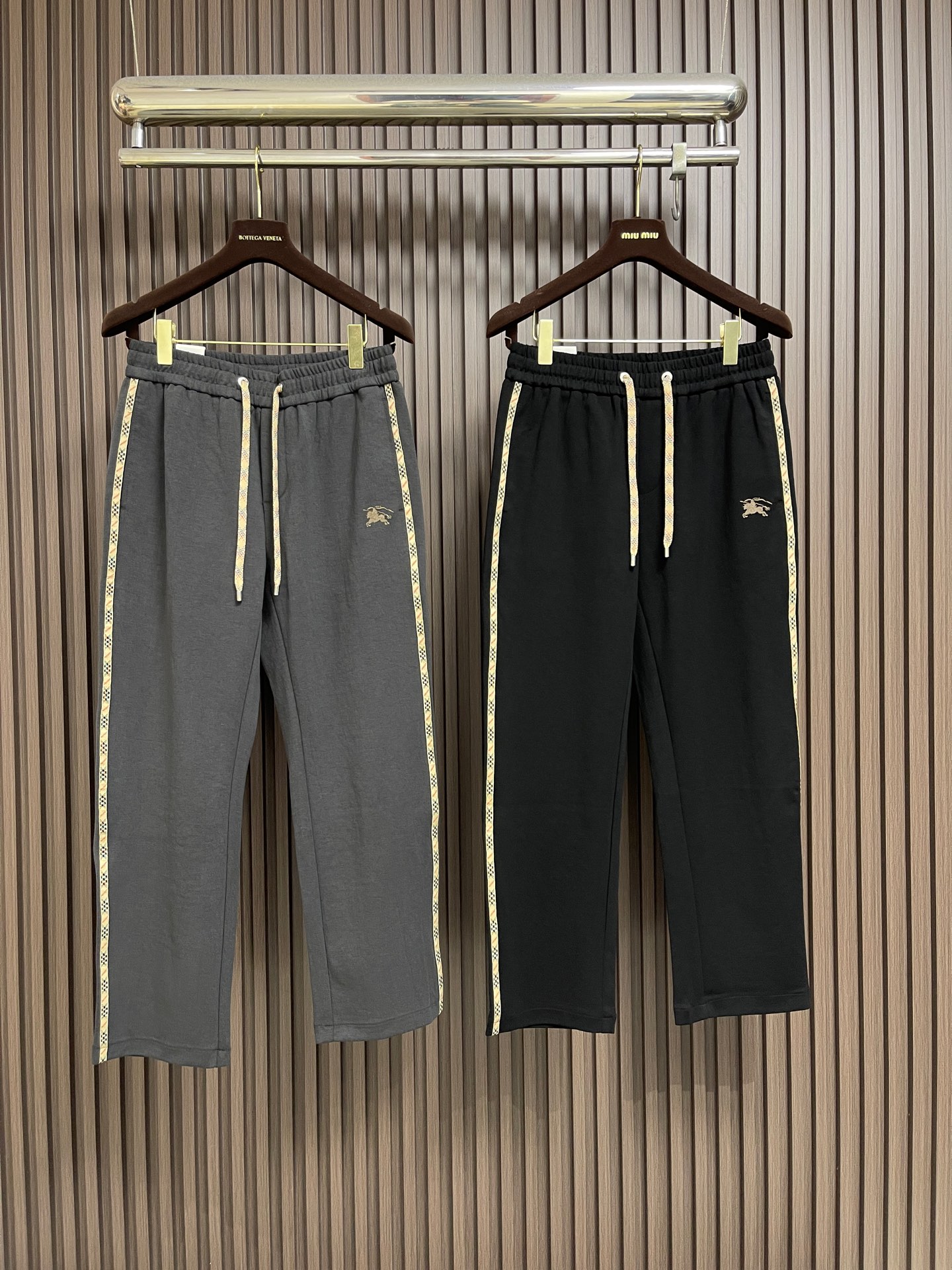 🛒🛒Burberry 2026SS早秋新款战马刺绣标识休闲裤，采用客供卫裤面料，战马标logo标志彰显品牌特征，腰部抽身
