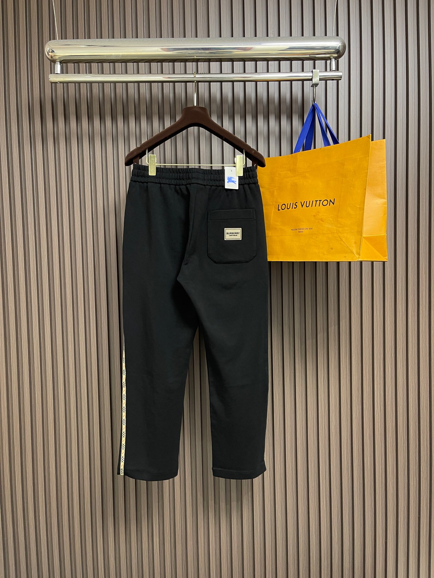 🛒🛒Burberry 2026SS早秋新款战马刺绣标识休闲裤，采用客供卫裤面料，战马标logo标志彰显品牌特征，腰部抽身