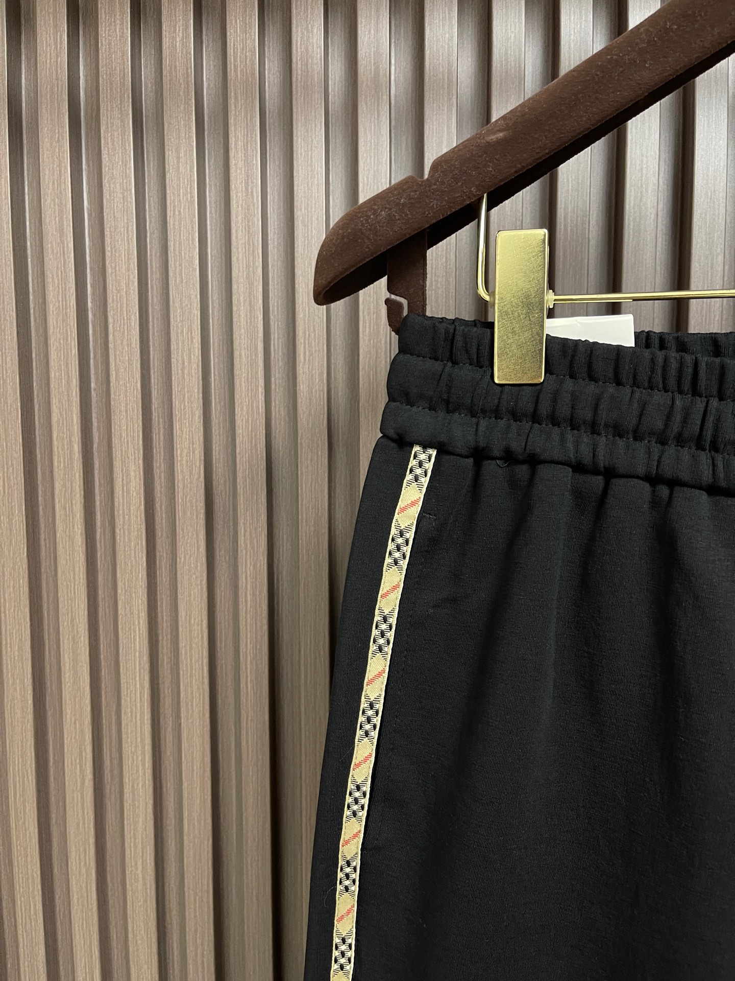 🛒🛒Burberry 2026SS早秋新款战马刺绣标识休闲裤，采用客供卫裤面料，战马标logo标志彰显品牌特征，腰部抽身