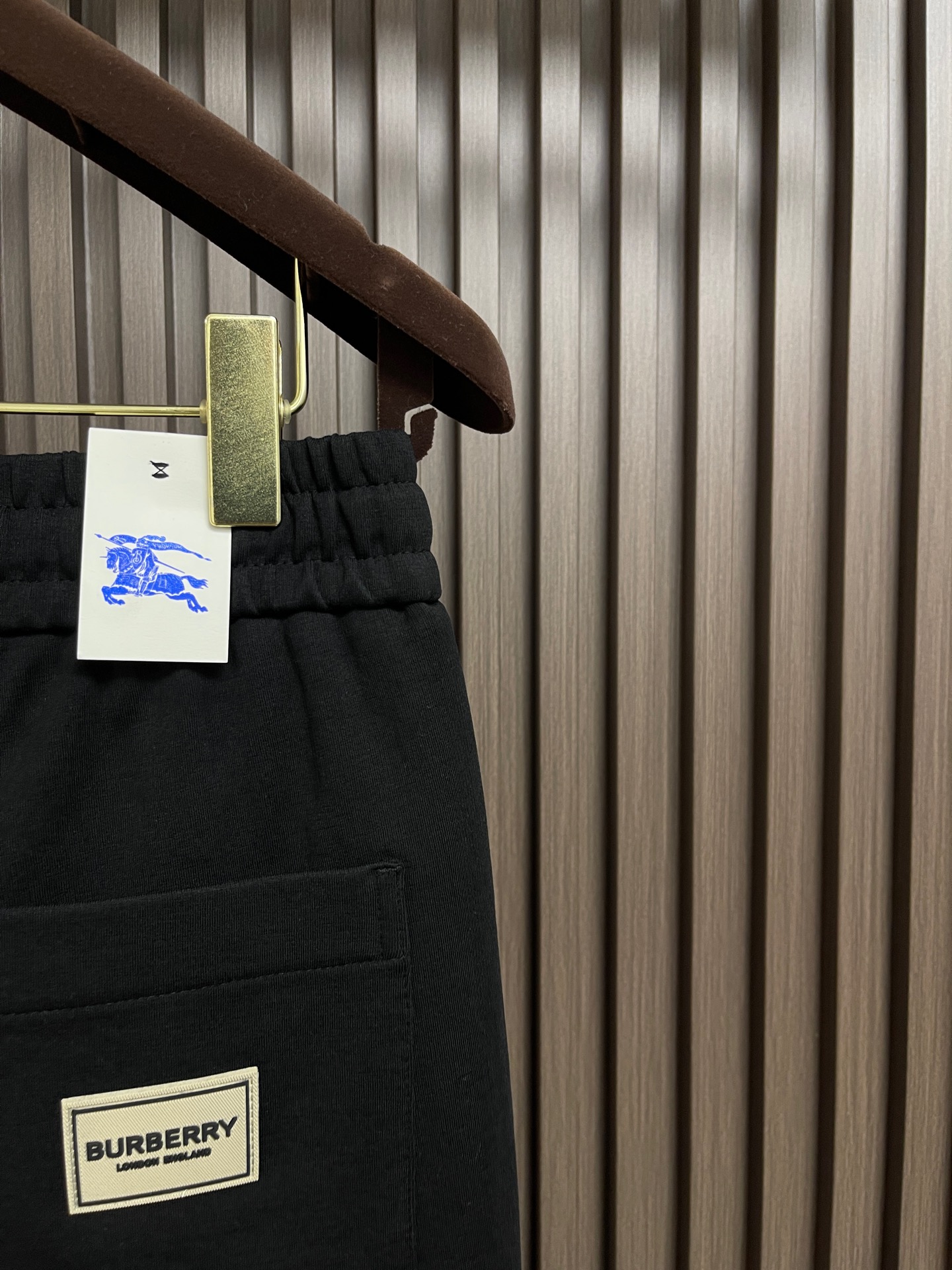 🛒🛒Burberry 2026SS早秋新款战马刺绣标识休闲裤，采用客供卫裤面料，战马标logo标志彰显品牌特征，腰部抽身
