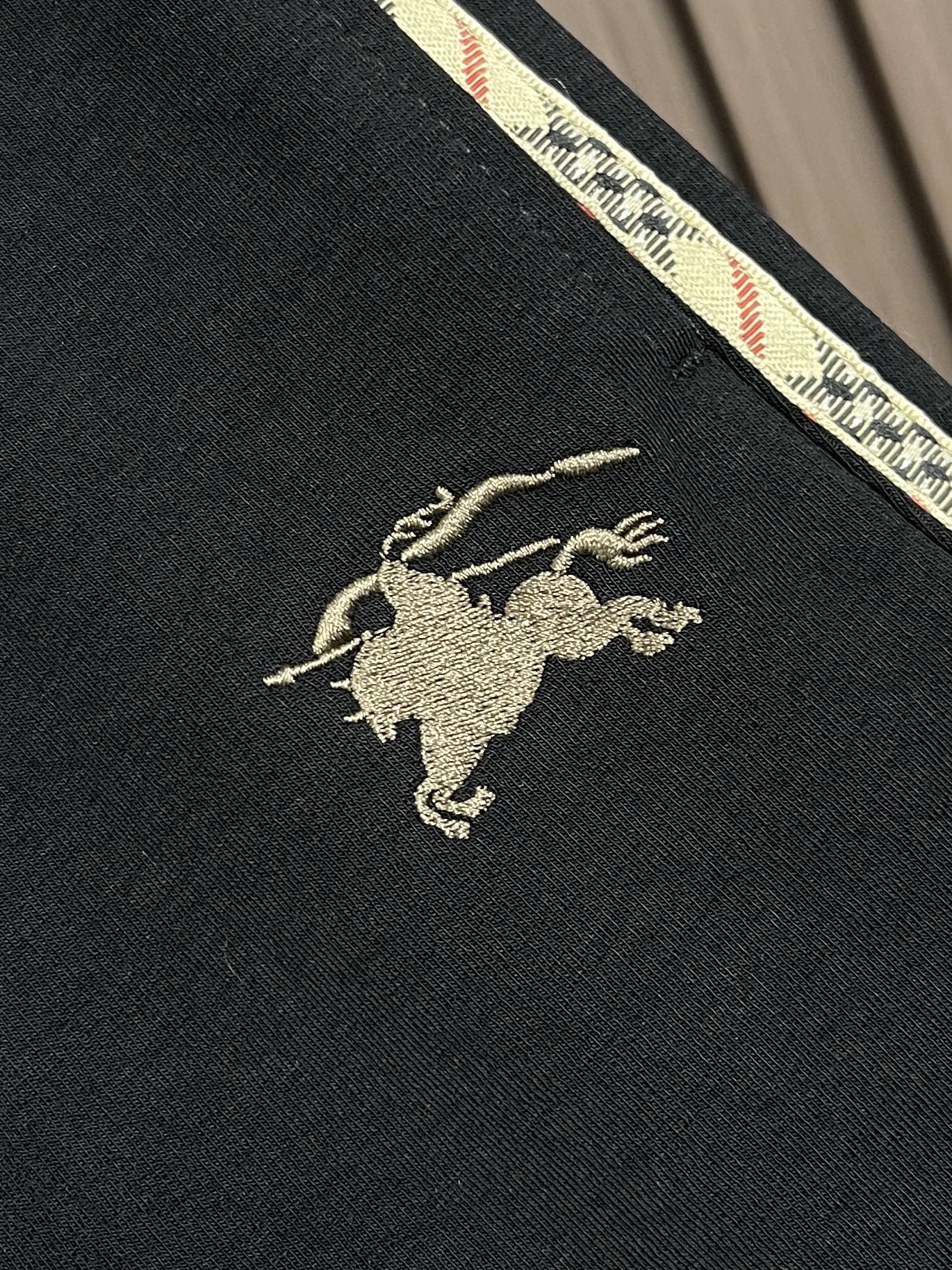 🛒🛒Burberry 2026SS早秋新款战马刺绣标识休闲裤，采用客供卫裤面料，战马标logo标志彰显品牌特征，腰部抽身