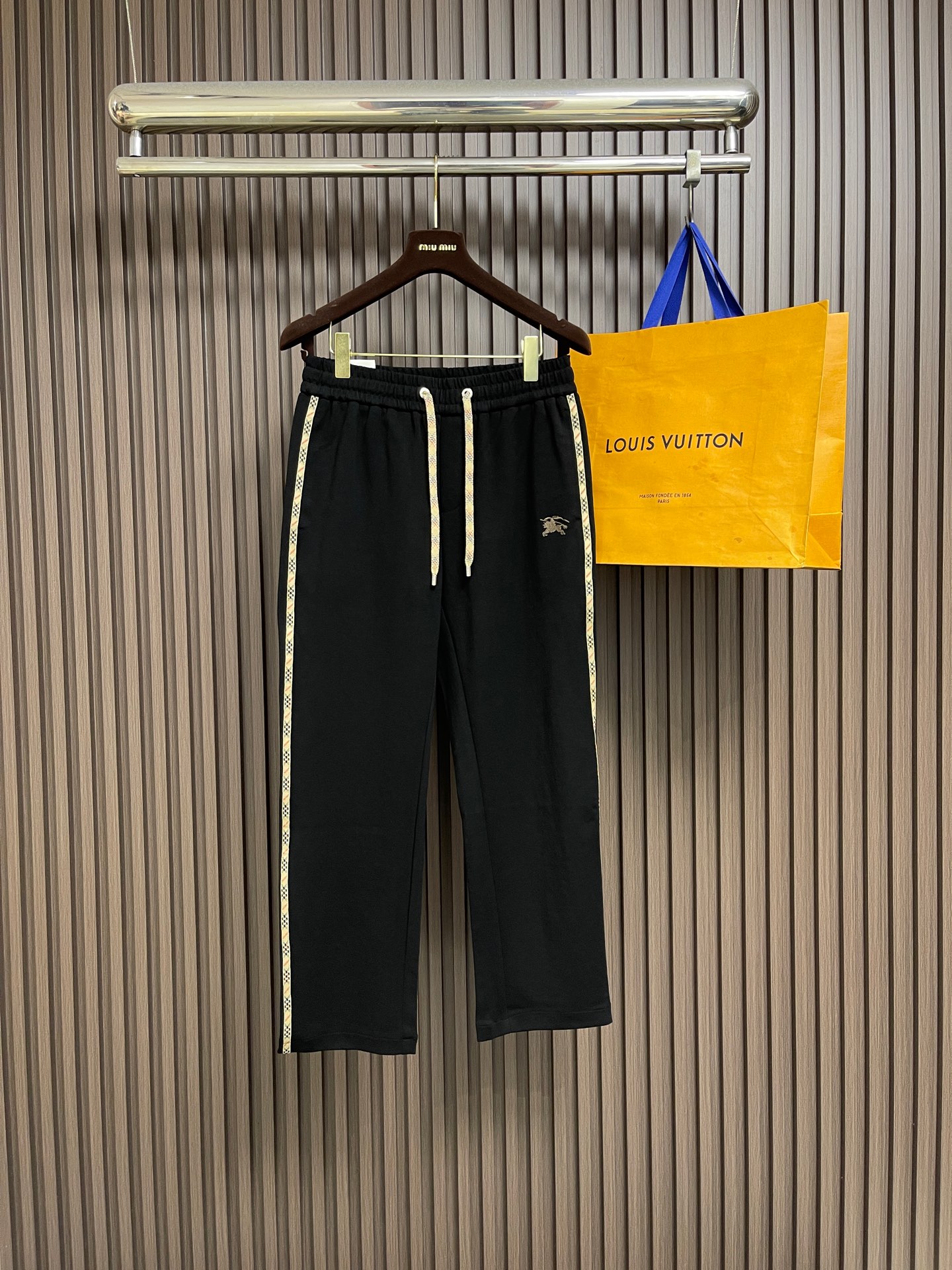 🛒🛒Burberry 2026SS早秋新款战马刺绣标识休闲裤,采用客供卫裤面料,战马标logo标志彰显品牌特征,腰部抽身 🛒🛒Burberry 2026SS早秋新款战马刺绣标识休闲裤,采用客供卫裤面料,战马标logo标志彰显品牌特征,腰部抽身