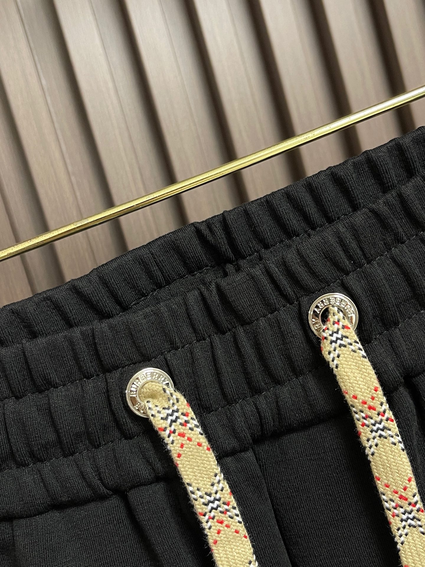🛒🛒Burberry 2026SS早秋新款战马刺绣标识休闲裤，采用客供卫裤面料，战马标logo标志彰显品牌特征，腰部抽身