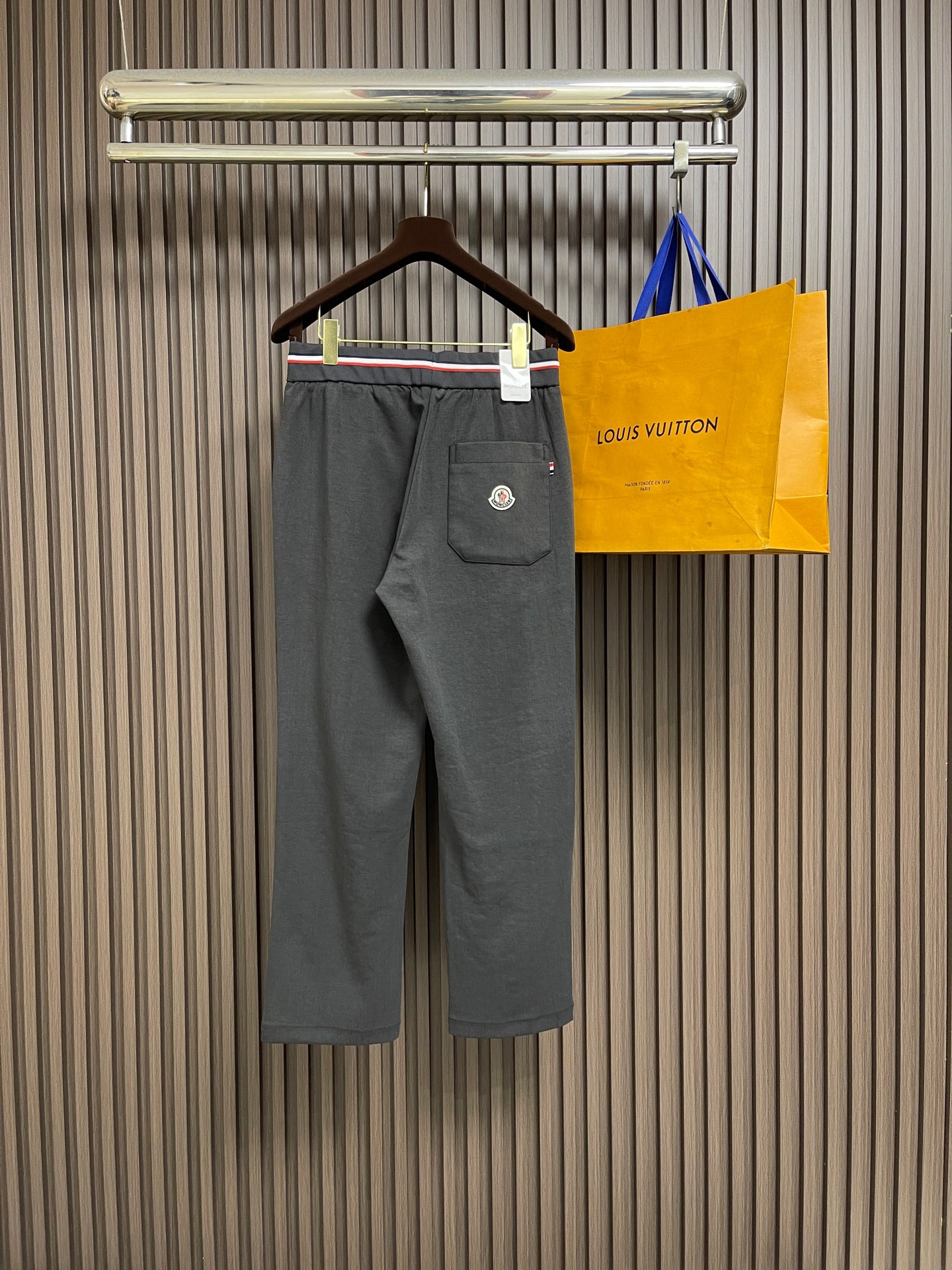 🛒🛒Moncler 2026ss早秋新款男士休闲卫裤。很有时代气息 立体修身裁剪版型，休闲外出，居家都是最佳的搭配松紧腰
