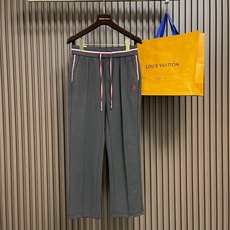 🛒🛒Moncler 2026ss早秋新款男士休闲卫裤。很有时代气息 立体修身裁剪版型,休闲外出,居家都是最佳的搭配松紧腰 🛒🛒Moncler 2026ss早秋新款男士休闲卫裤。很有时代气息 立体修身裁剪版型,休闲外出,居家都是最佳的搭配松紧腰