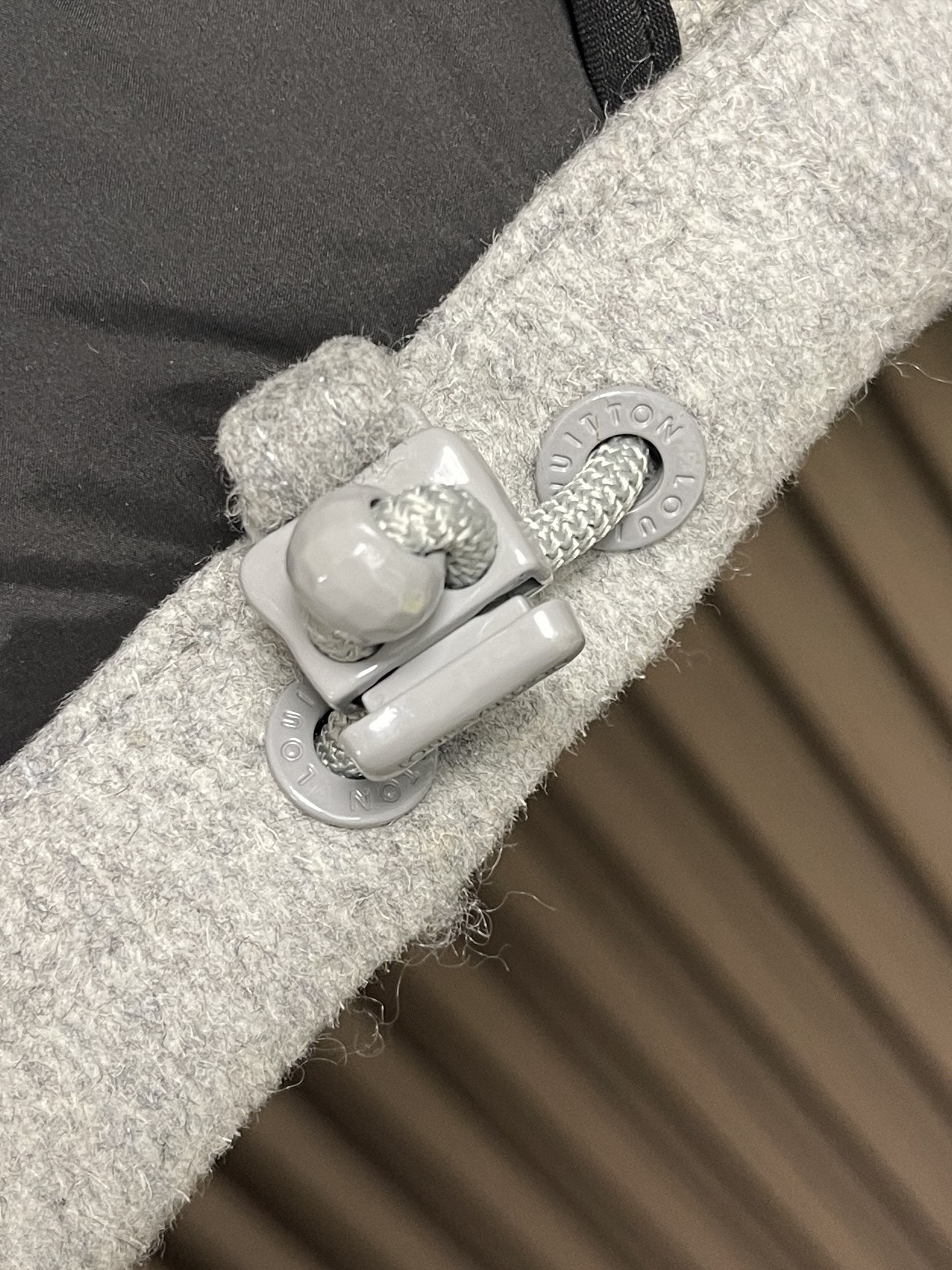 🛒🛒LV 老花浮雕压花羽绒服，面料本身含大量山羊绒，内里填充的是90白鸭绒，超级蓬松，工艺难的一笔，不同材质的面料压花报