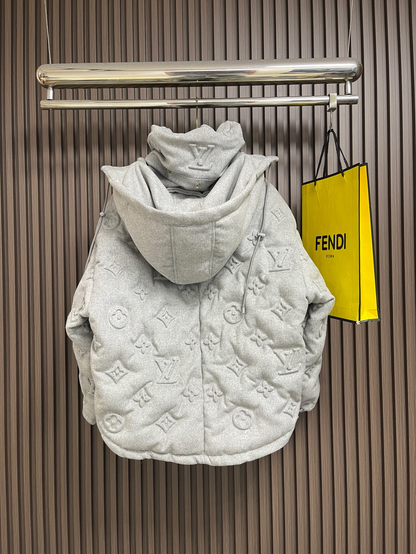 🛒🛒LV 老花浮雕压花羽绒服，面料本身含大量山羊绒，内里填充的是90白鸭绒，超级蓬松，工艺难的一笔，不同材质的面料压花报