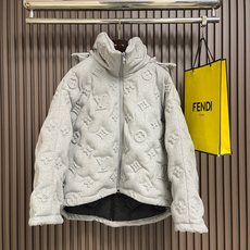 🛒🛒LV 老花浮雕压花羽绒服,面料本身含大量山羊绒,内里填充的是90白鸭绒,超级蓬松,工艺难的一笔,不同材质的面料压花报 🛒🛒LV 老花浮雕压花羽绒服,面料本身含大量山羊绒,内里填充的是90白鸭绒,超级蓬松,工艺难的一笔,不同材质的面料压花报
